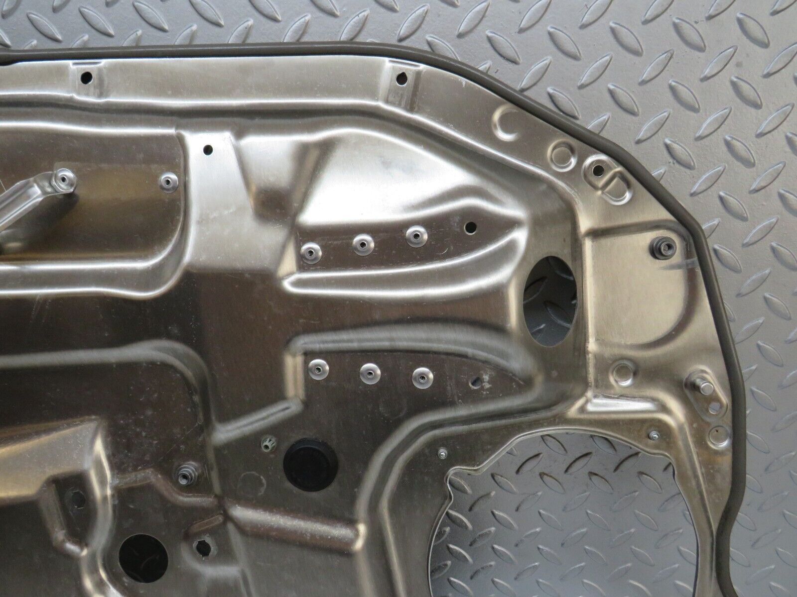 35104 Mercedes-Benz W221 Front Right Window Regulator Support Panel