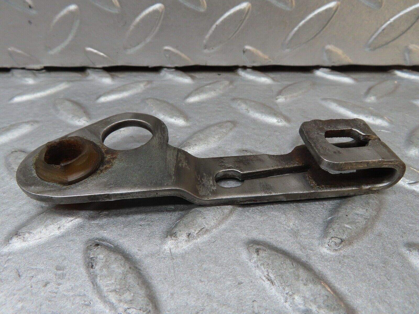 17499 Mercedes-Benz C123 280CE Coupe Gearbox Linkage Bracket