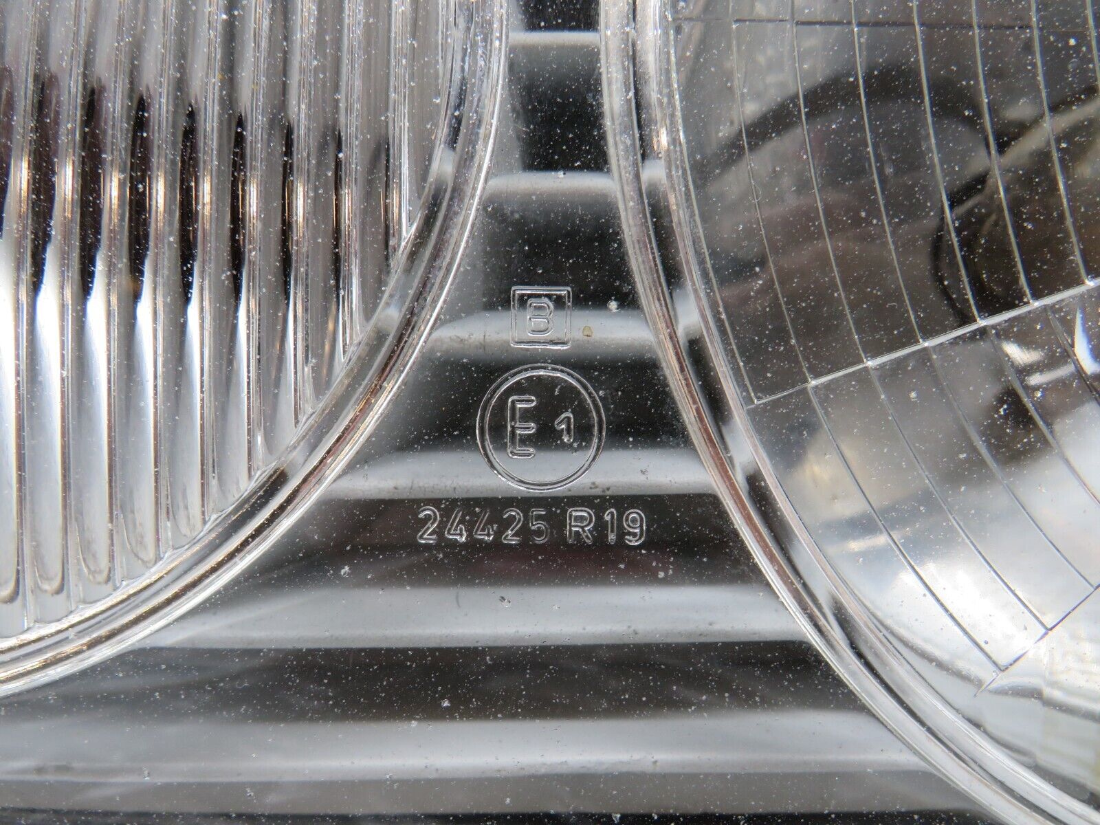 31058 Mercedes-Benz W123 200D Headlight Hella Left Side 117683-00