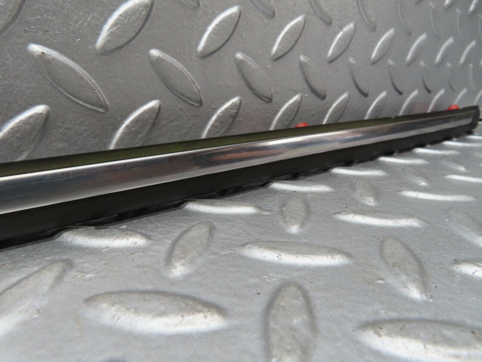 15831 Mercedes-Benz W123 280E Front Right Fender Wing Centre Moulding Trim