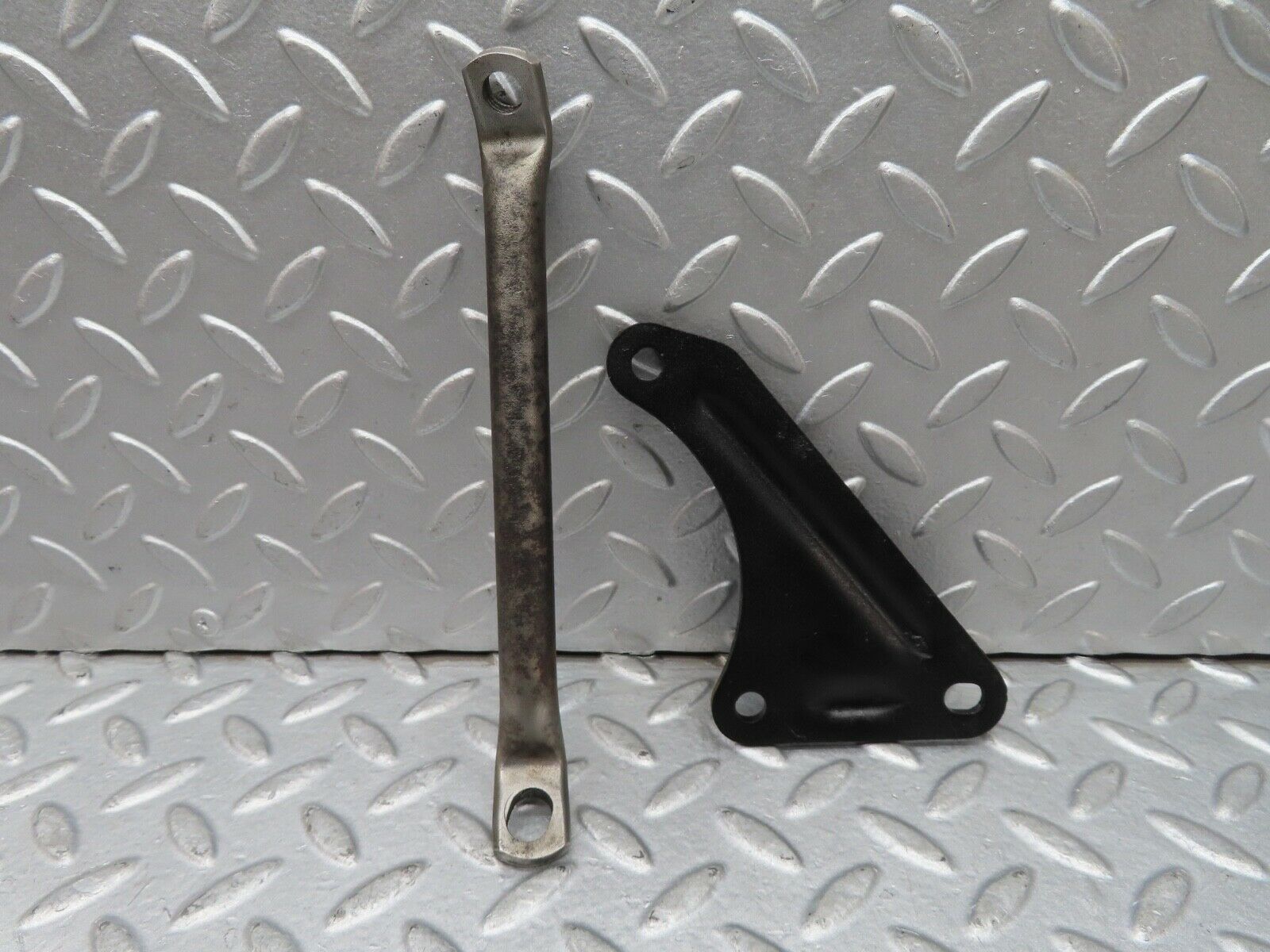 16975 Mercedes-Benz C123 280CE Coupe Power Steering Pump Bracket