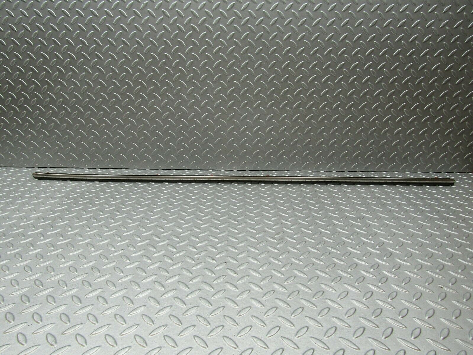 3338 Mercedes-Benz W115 220D Centre Fender Wing Chrome Trim Front Left