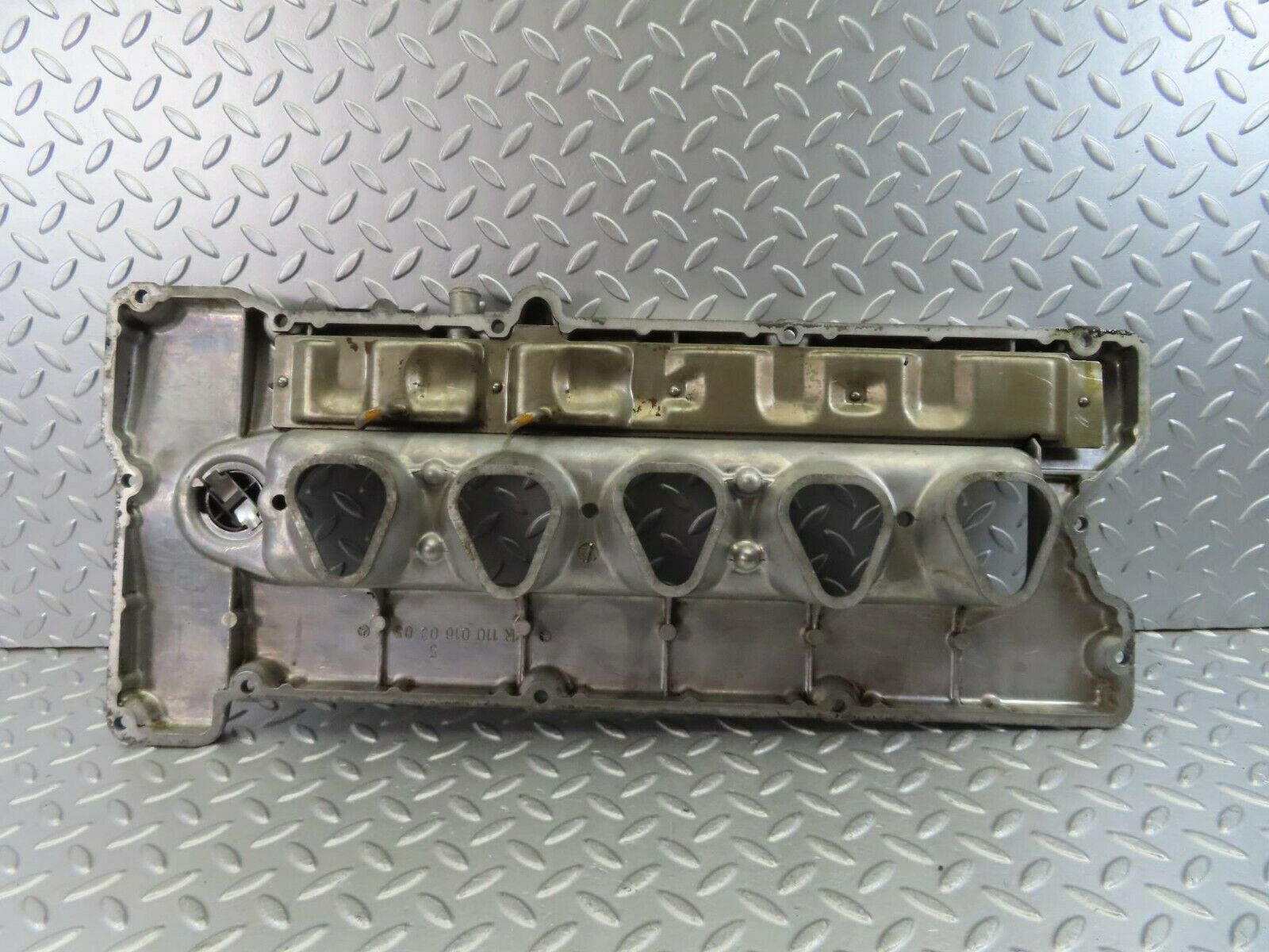 10187 Mercedes-Benz C123 280CE Coupe Cylinder Head Valve Cover 1100160905