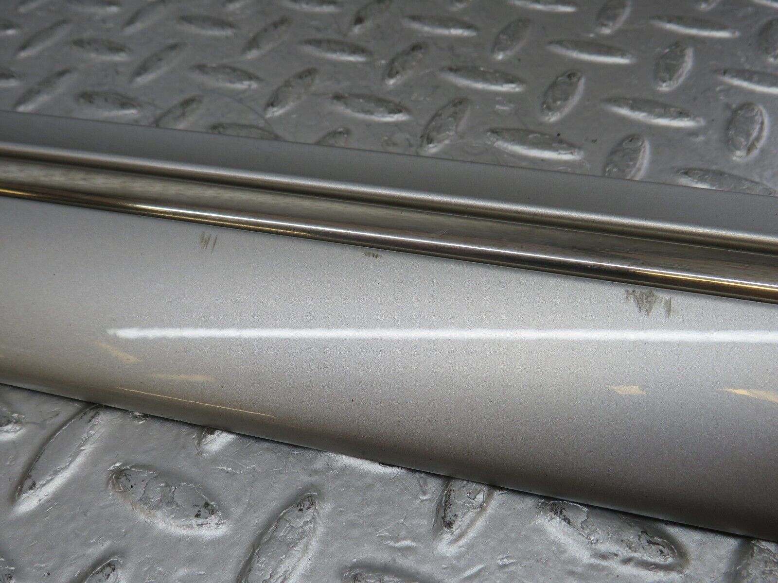 35013 Mercedes-Benz W210 320E Front Left Door Centre Moulding Trim 2106900382