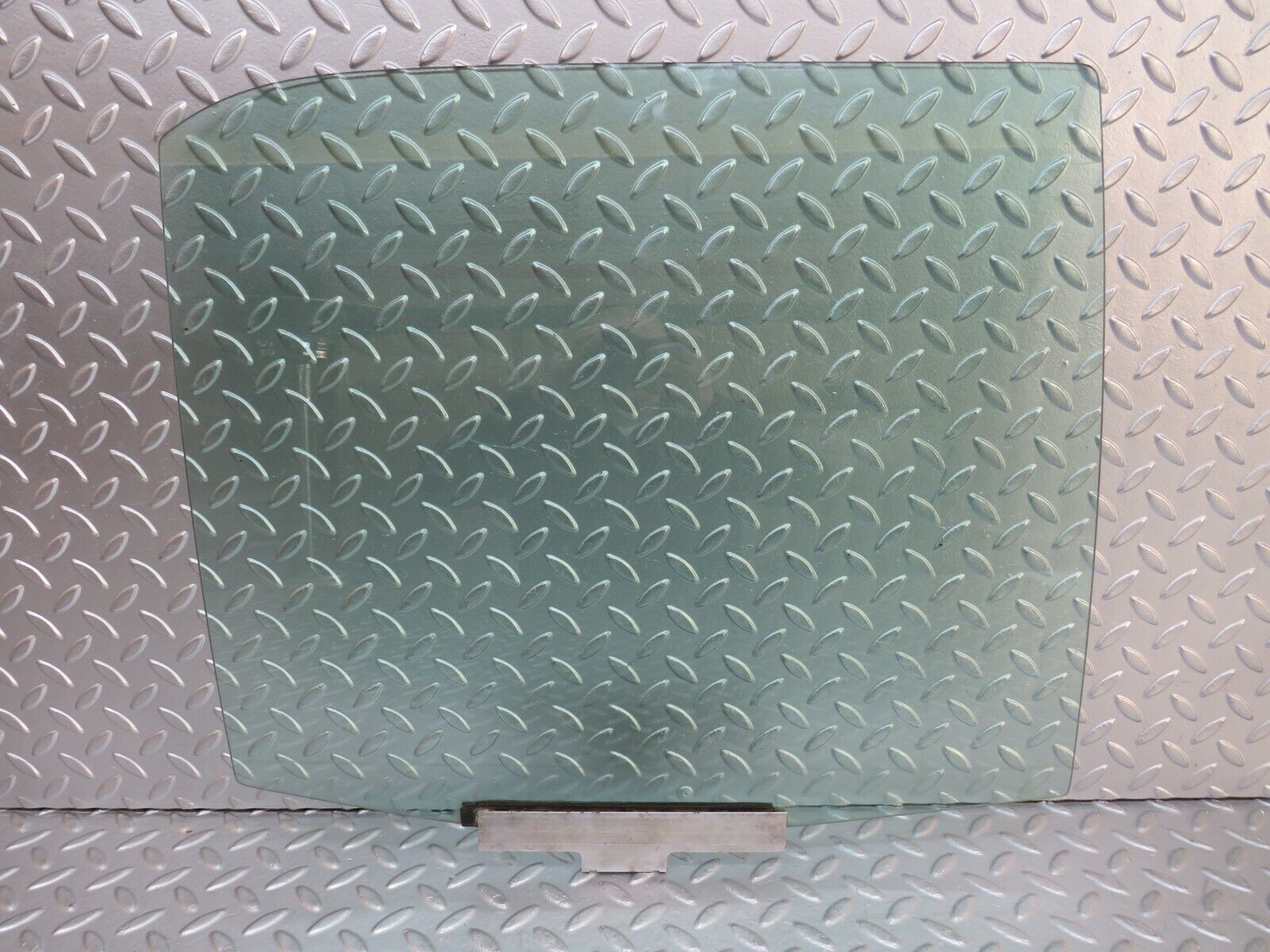 29260 Mercedes-Benz W124 230E Rear Right Door Window Glass