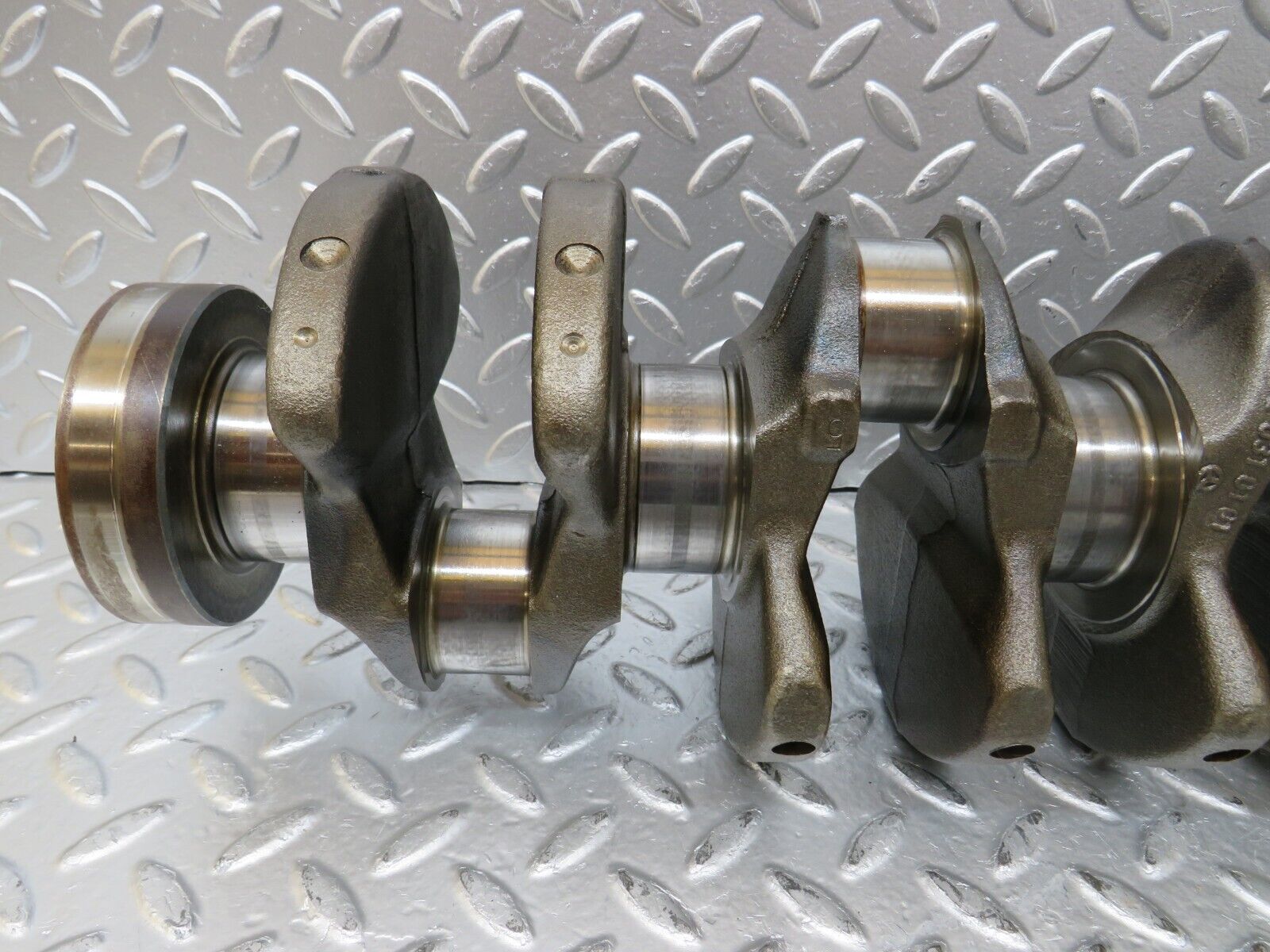 26090 Mercedes-Benz W123 200 Crankshaft 1020310101