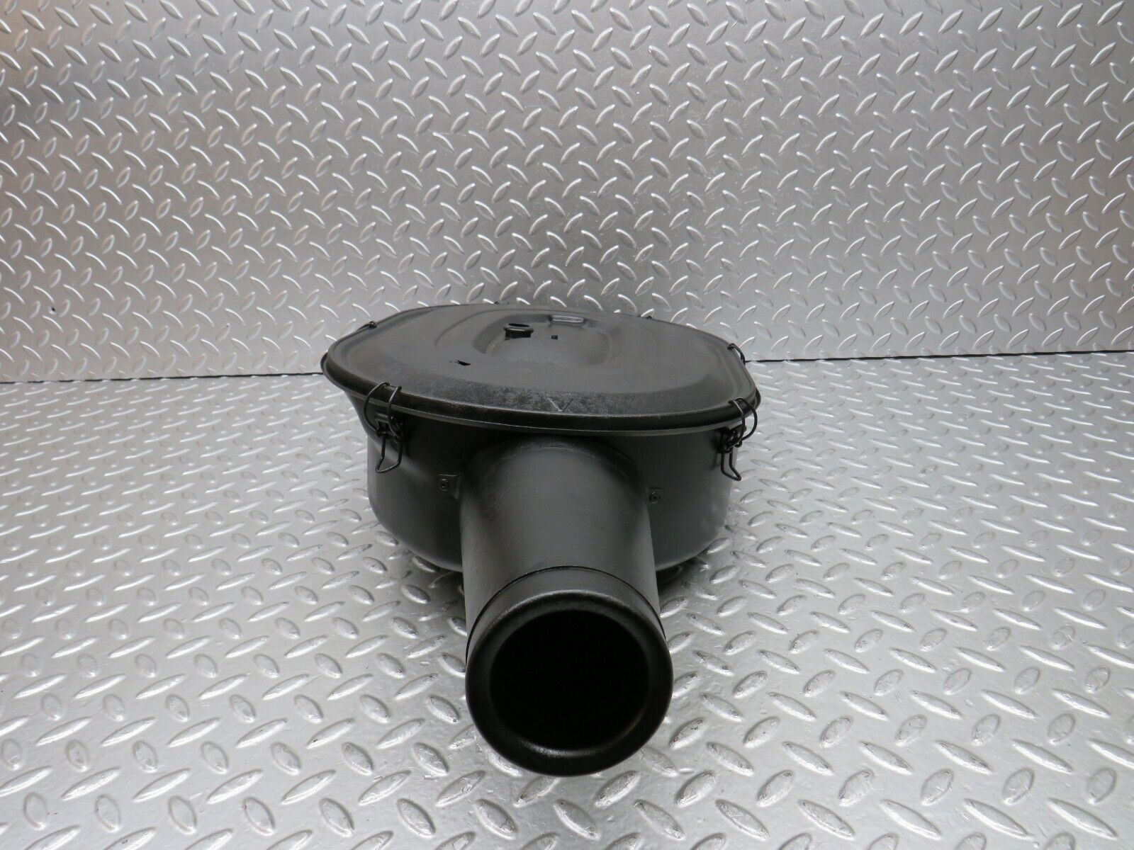 28027 Mercedes-Benz W123 280E Air Filter Box Housing 0100949502