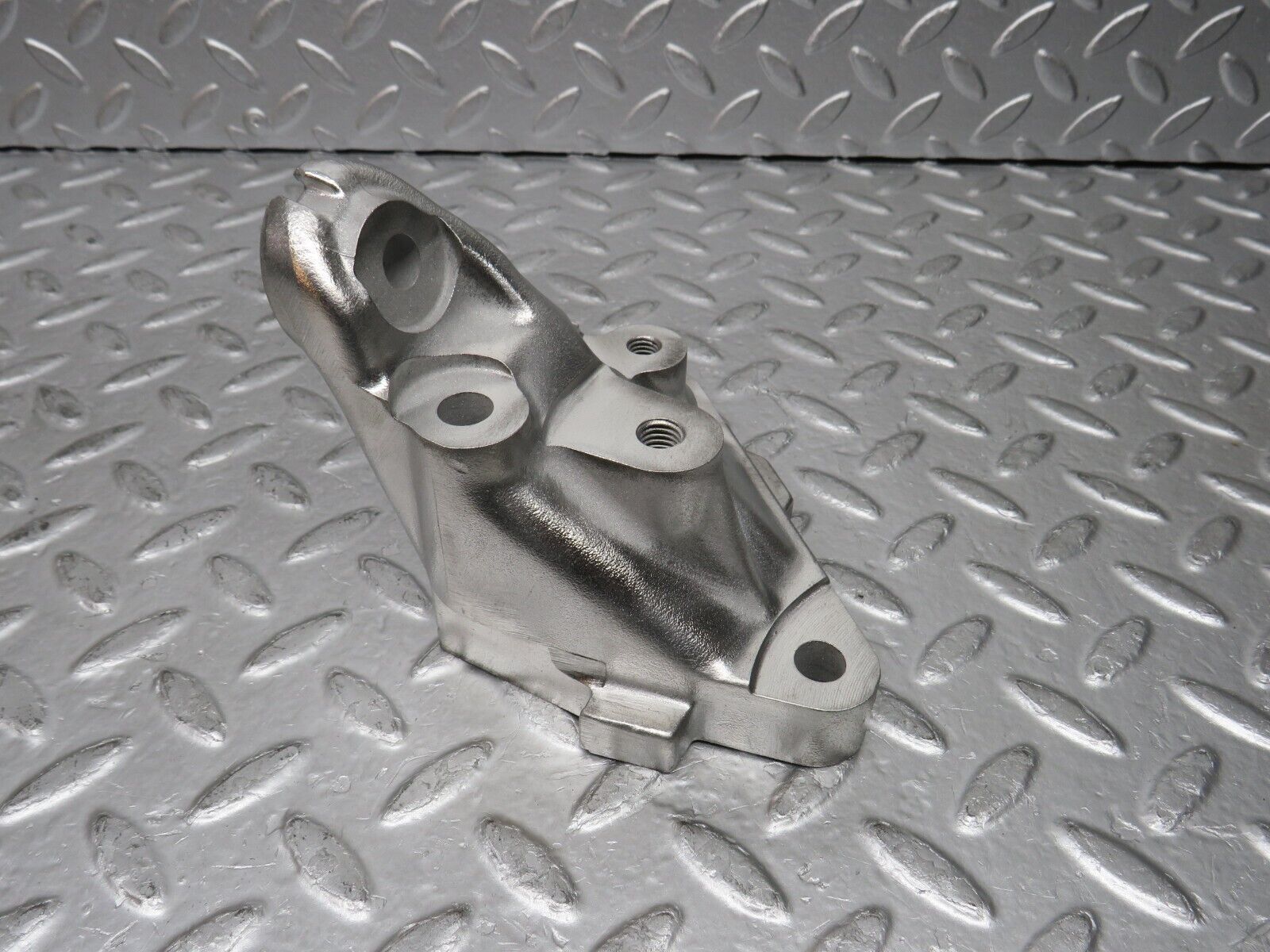 29413 Mercedes-Benz W124 230E Engine Mount Bracket Left Side 1022234104