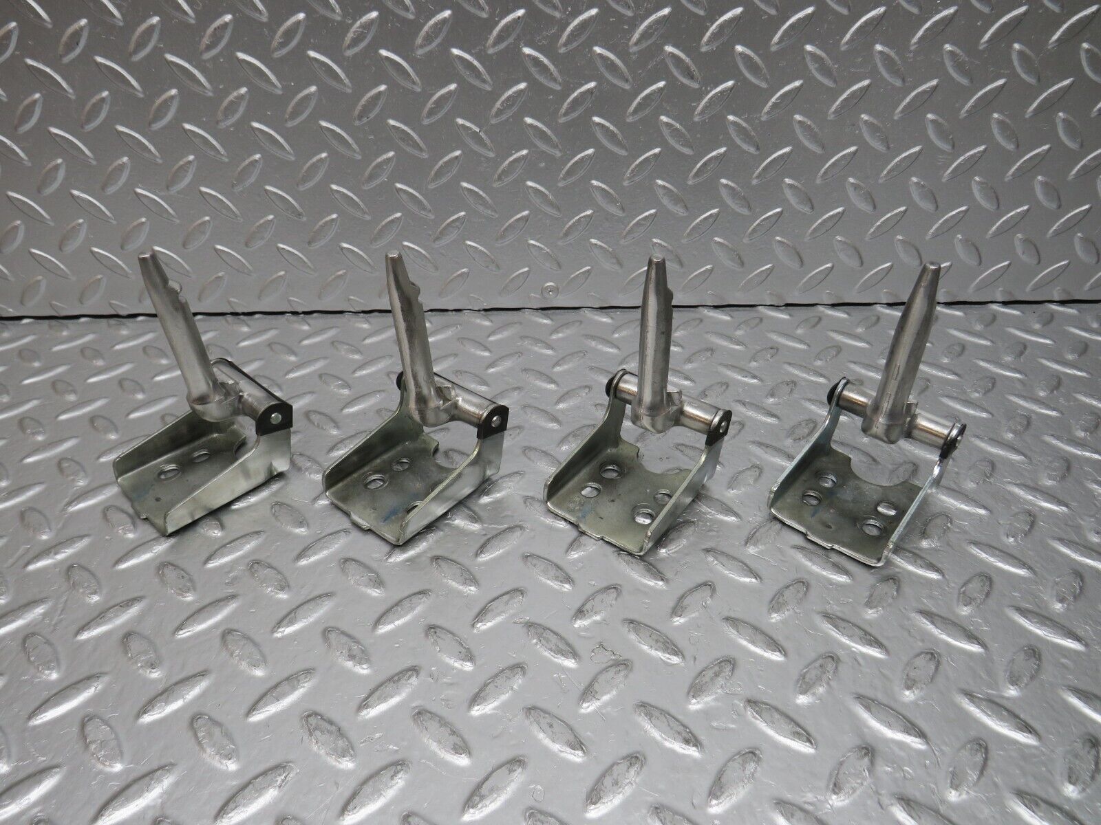 31363 Mercedes-Benz S124 220TE Wagon Rear Seat Hinge Set