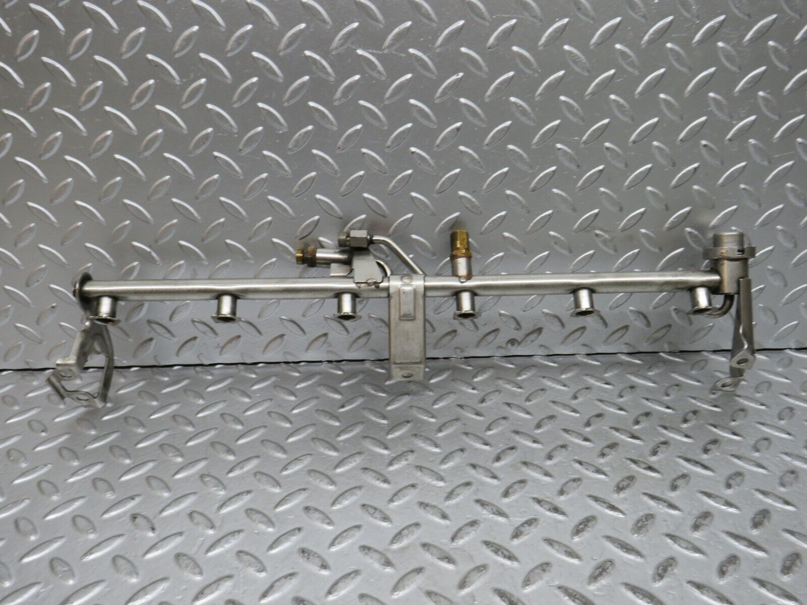 29010 Mercedes-Benz C124 320CE Fuel Injector Rail With Fuel Pressure Regulator