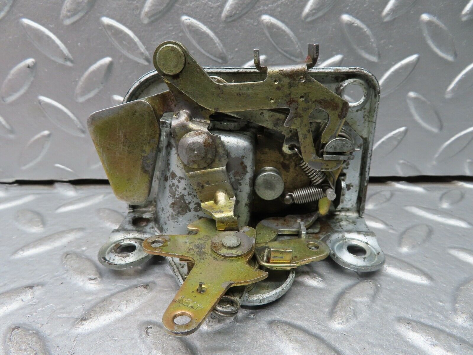 20981 Mercedes-Benz W114 250CE Coupe Left Door Lock Mechanism