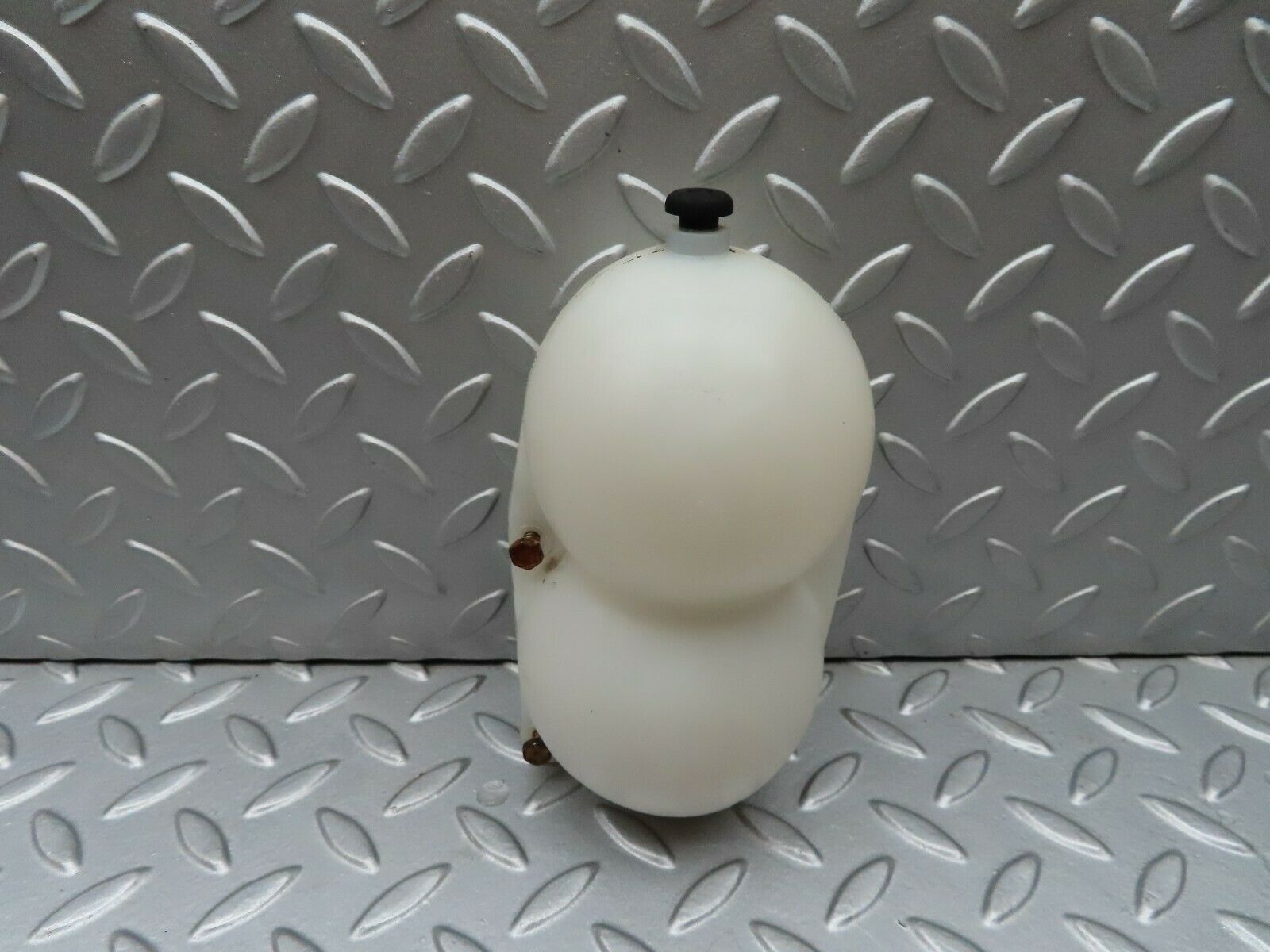 3762 Mercedes-Benz S123 200T Wagon Vacuum Reservoir