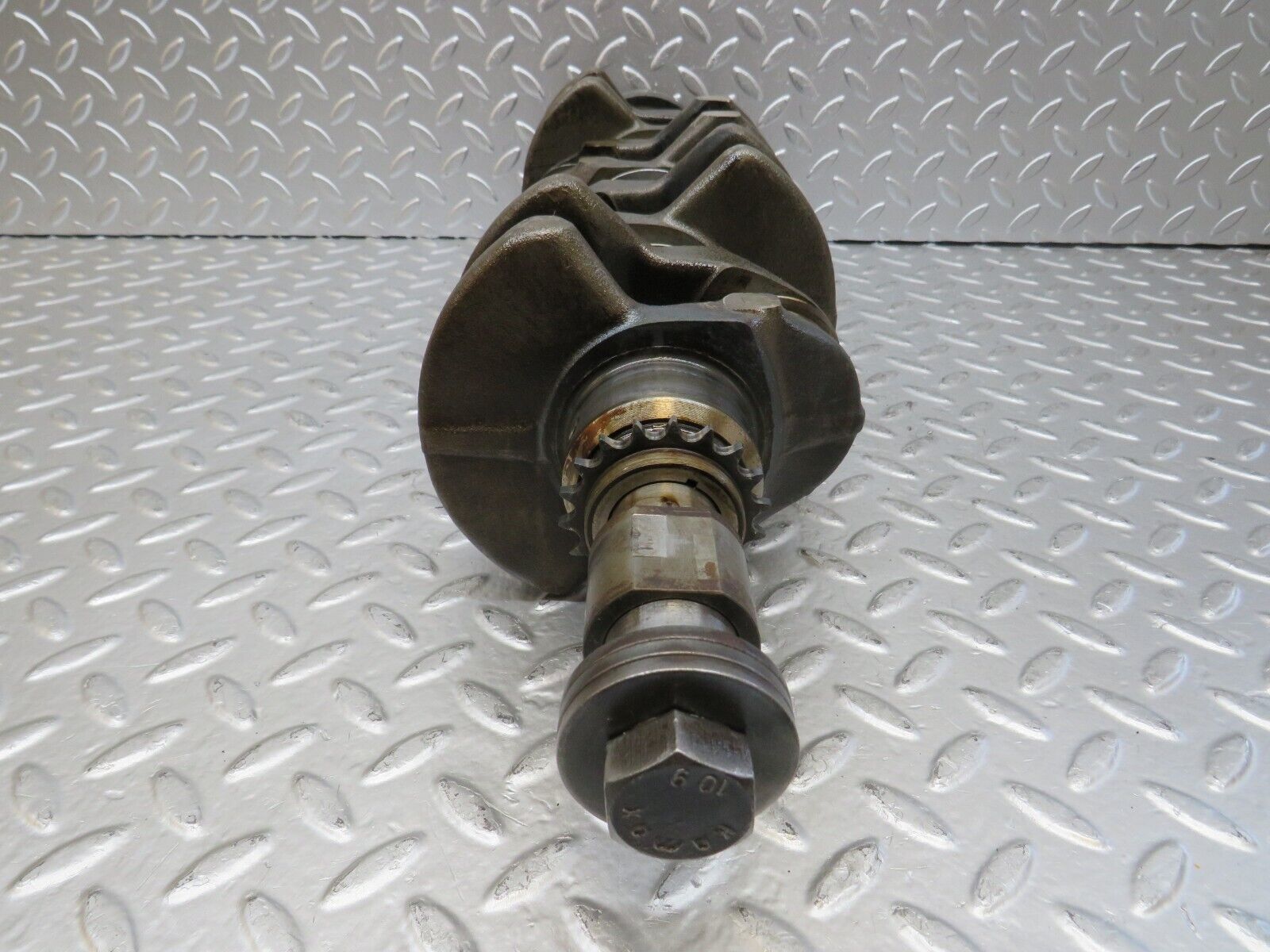 26090 Mercedes-Benz W123 200 Crankshaft 1020310101