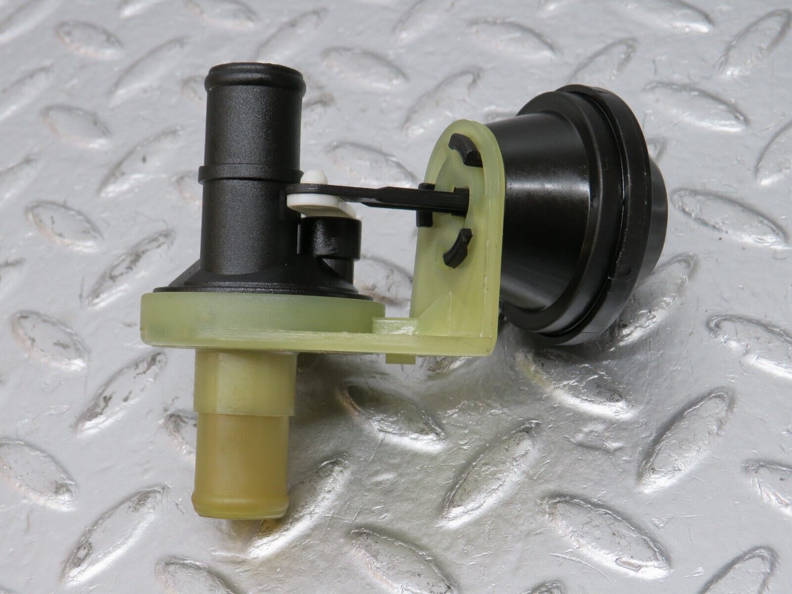 33621 Mercedes-Benz W201 190E 2.0L Heater Control Valve