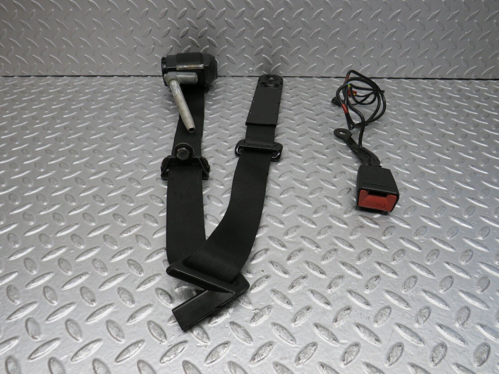 38001 Mercedes-Benz A124 320E Cabriolet Front Left Seat Belt With Buckle 1268600786 1248606569 1248680581