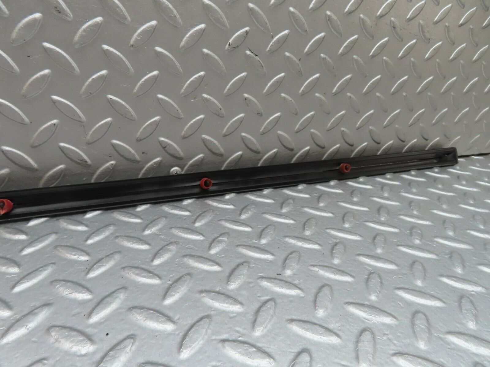 18006 Mercedes-Benz W123 200 Front Right Door Centre Moulding Trim