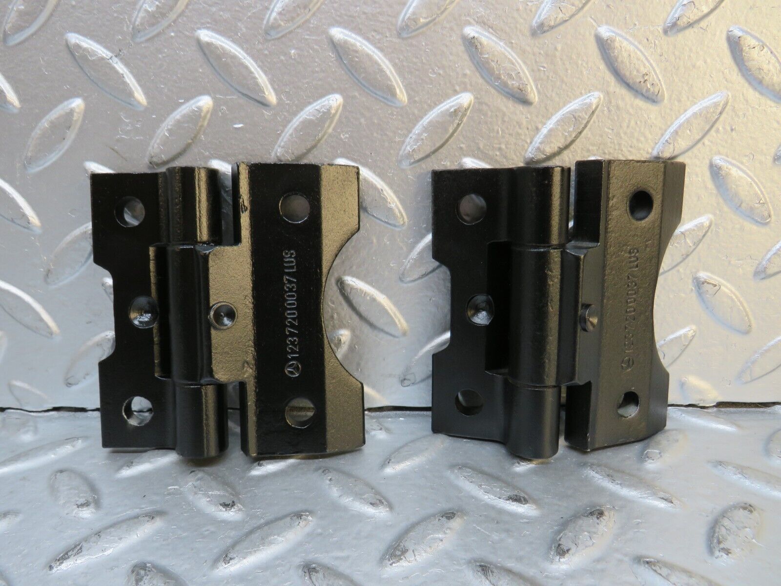 29922 Mercedes-Benz W123 230E Door Hinge Pair 1237200037