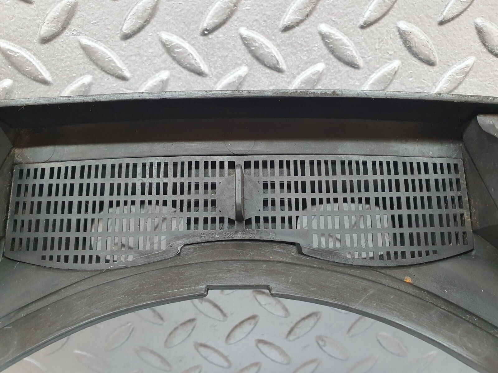 41454 Mercedes-Benz W124 200E Wiper Mechanism Cover Panel 1246280067 1246283707 1246202667 1246200978