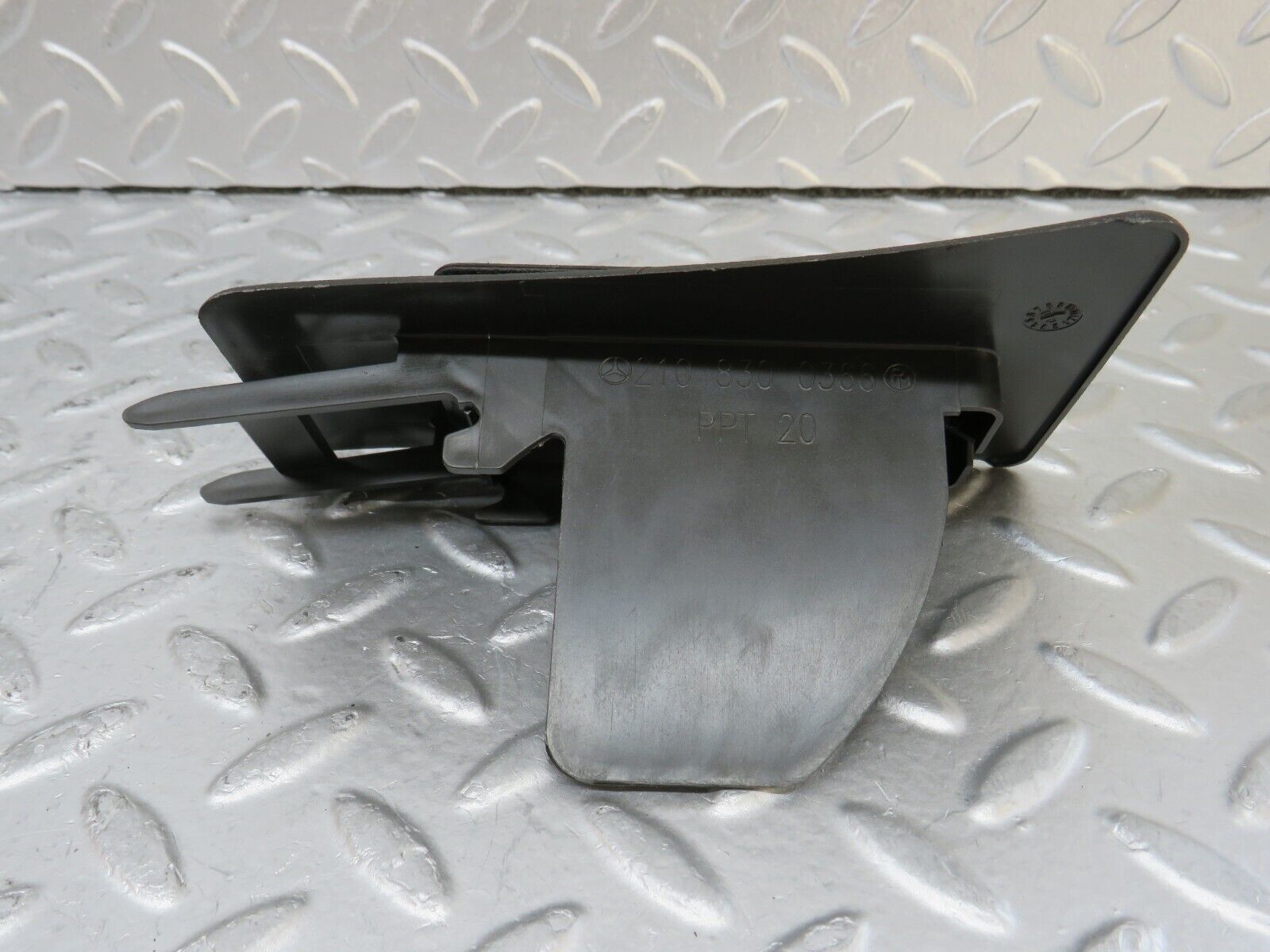 34999 Mercedes-Benz W210 320E Under Dash Air Vent Pair 2108300366 2108300466