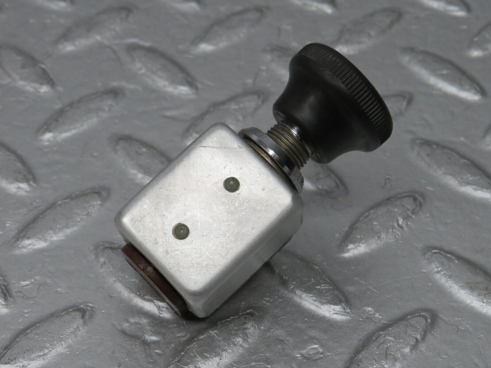 37529 Mercedes-Benz W109 300SEL 3 Pin Pull Switch 31263001