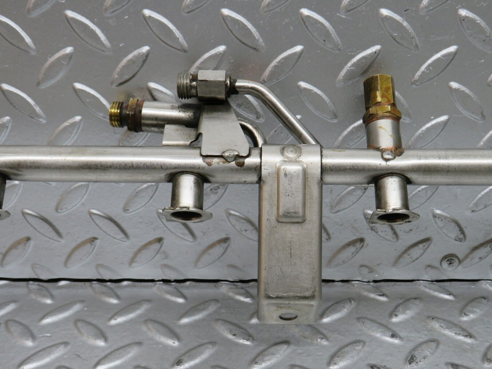 29010 Mercedes-Benz C124 320CE Fuel Injector Rail With Fuel Pressure Regulator