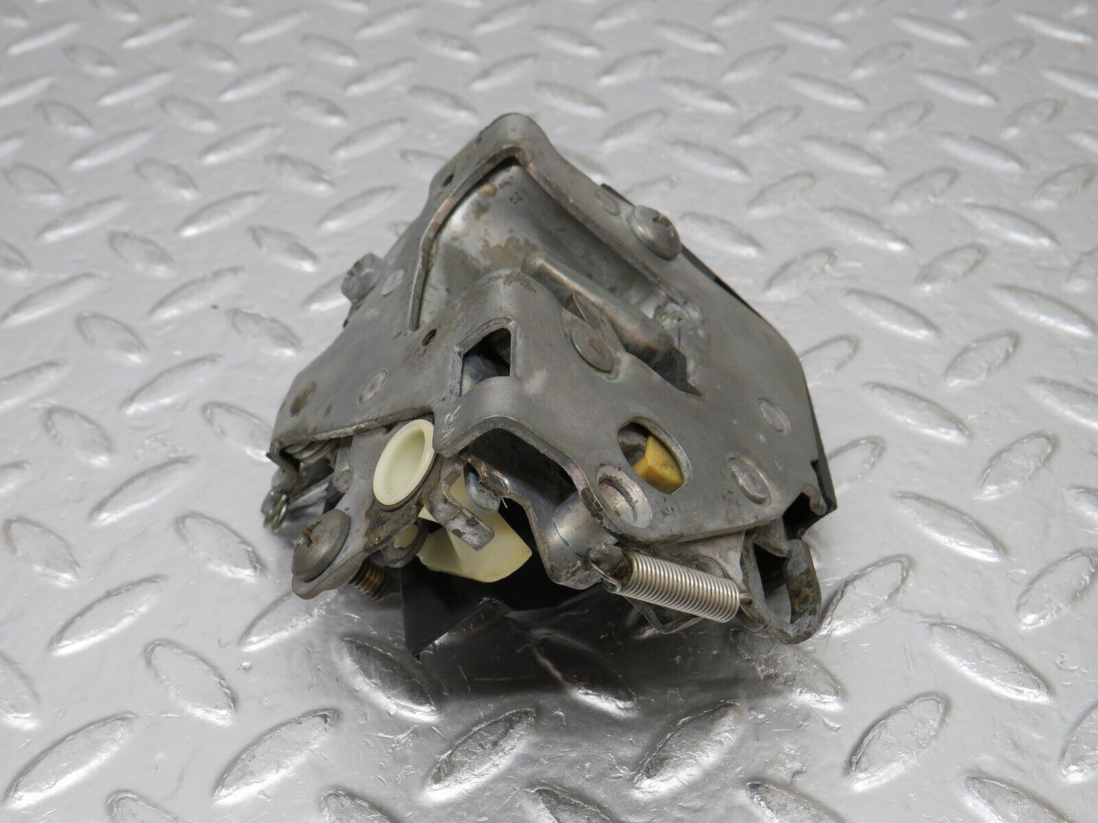 0573 Mercedes-Benz W123 230E Front Right Door Lock Mechanism 1237230208