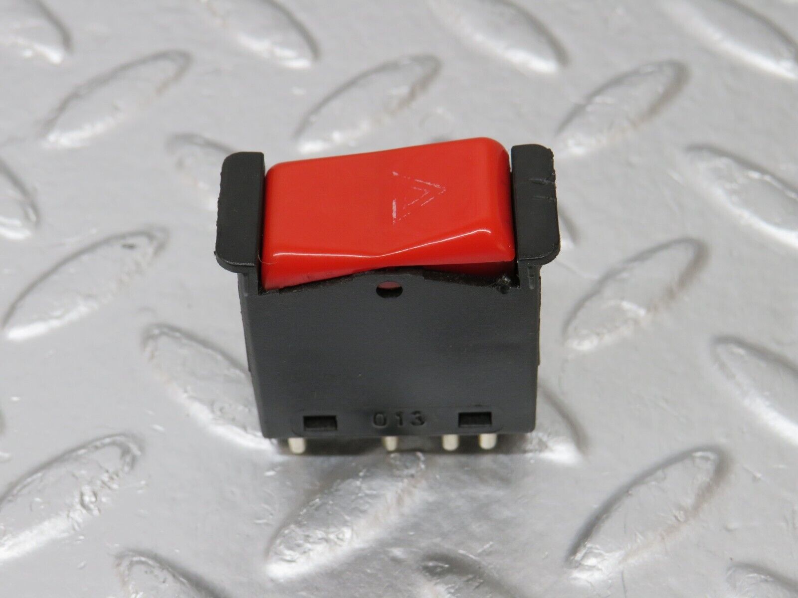 34619 Mercedes-Benz C126 380SEC Coupe Hazard Warning Light Switch 0008209010