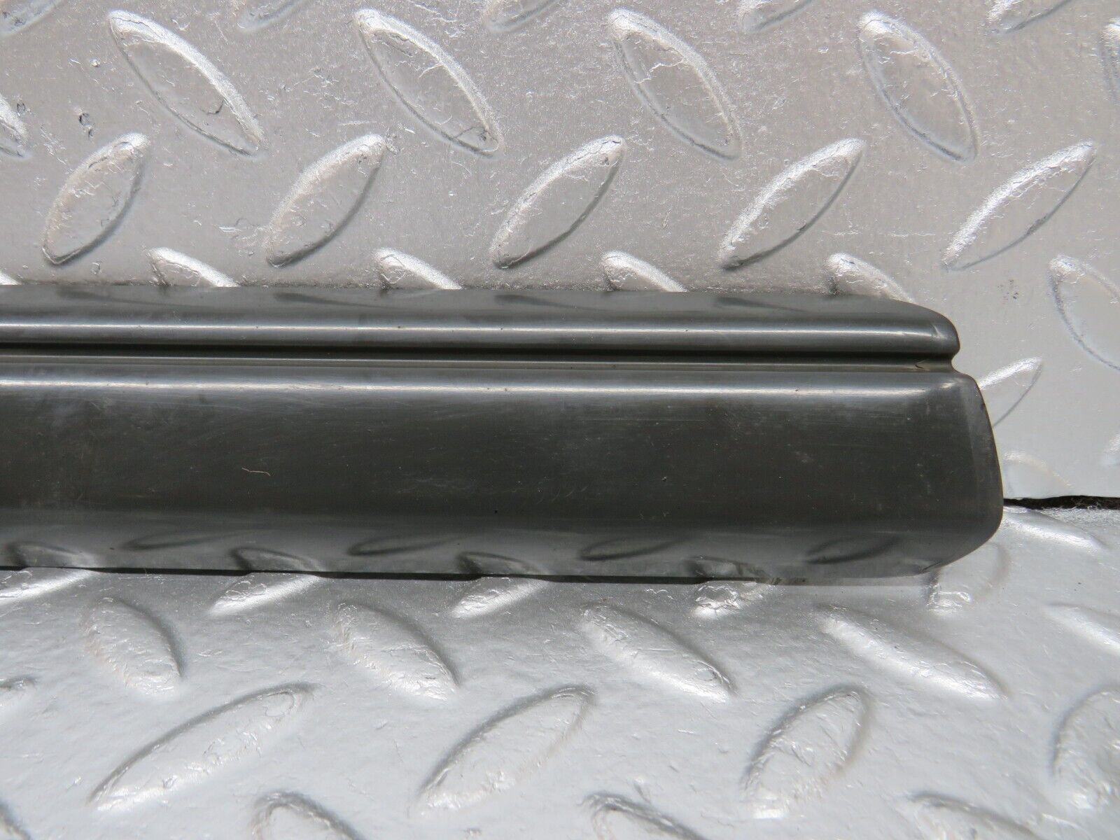 33997 Mercedes-Benz W124 260E Front Left Fender Wing Centre Moulding Trim