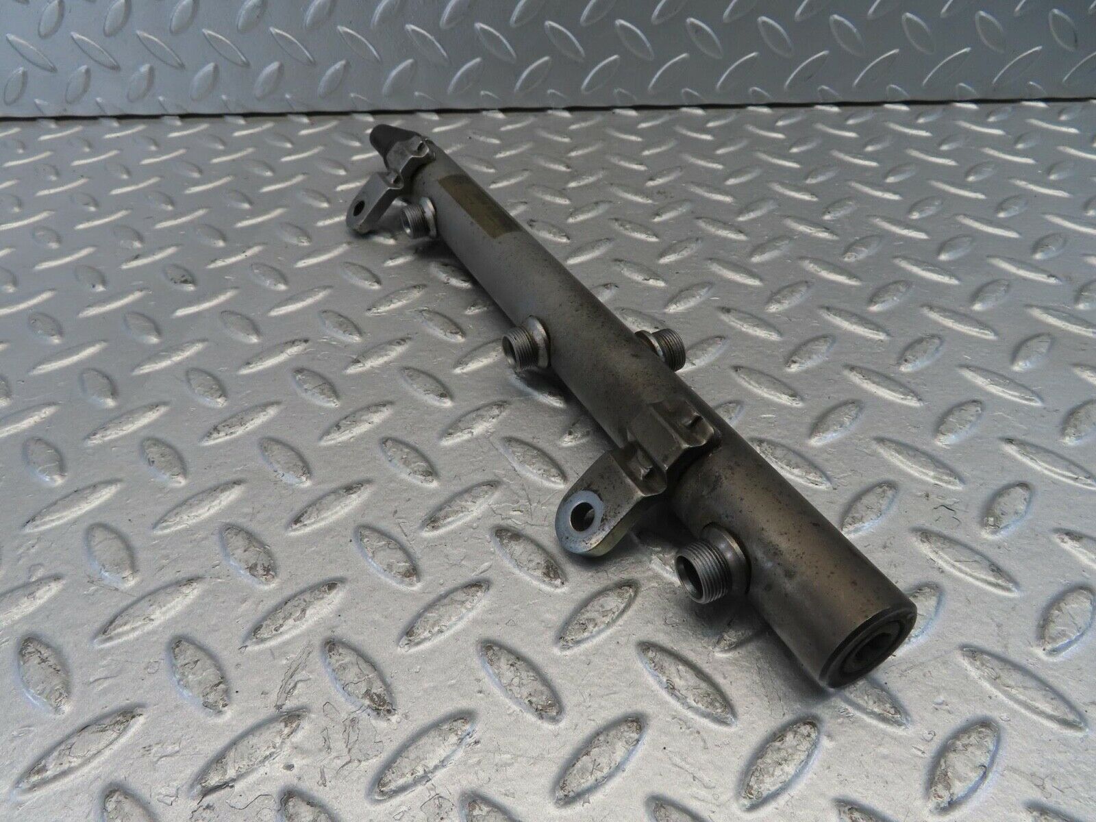 11207 Mercedes-Benz W221 S320 Fuel Rail Right Side With Pressure Sensor