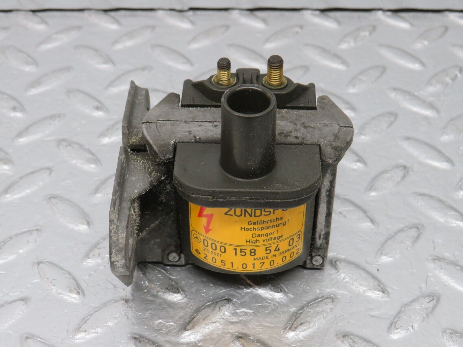 38852 Mercedes-Benz W201 190E 2.6L Ignition Coil 0001585403 2051.0170.002