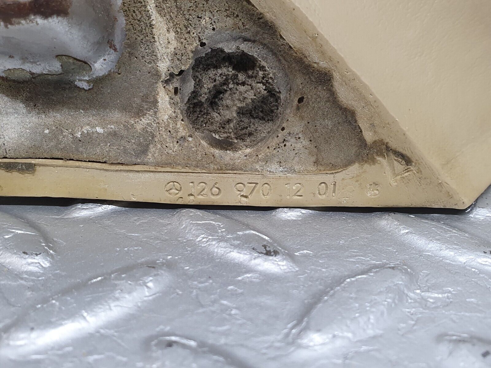 40930 Mercedes-Benz W126 300SE Rear Right Interior Door Handle Beige 126970121