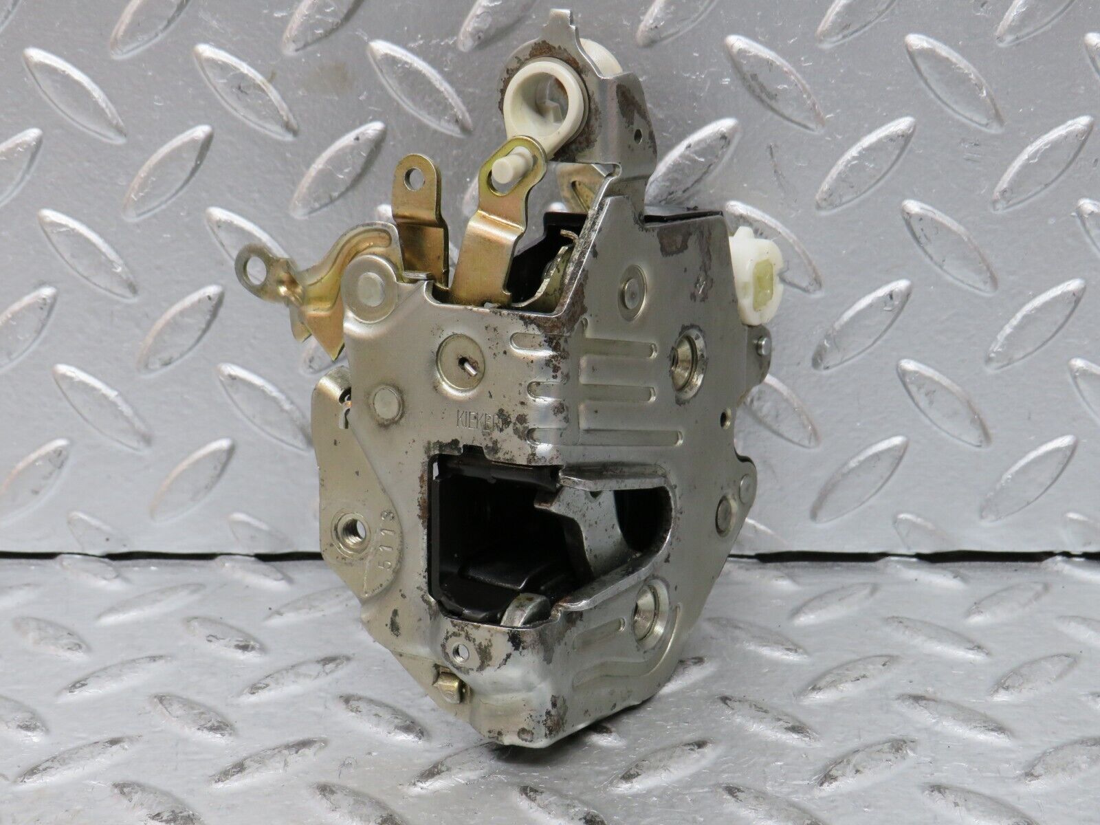 27669 Mercedes-Benz S124 300TE Wagon Front Right Door Lock Mechanism