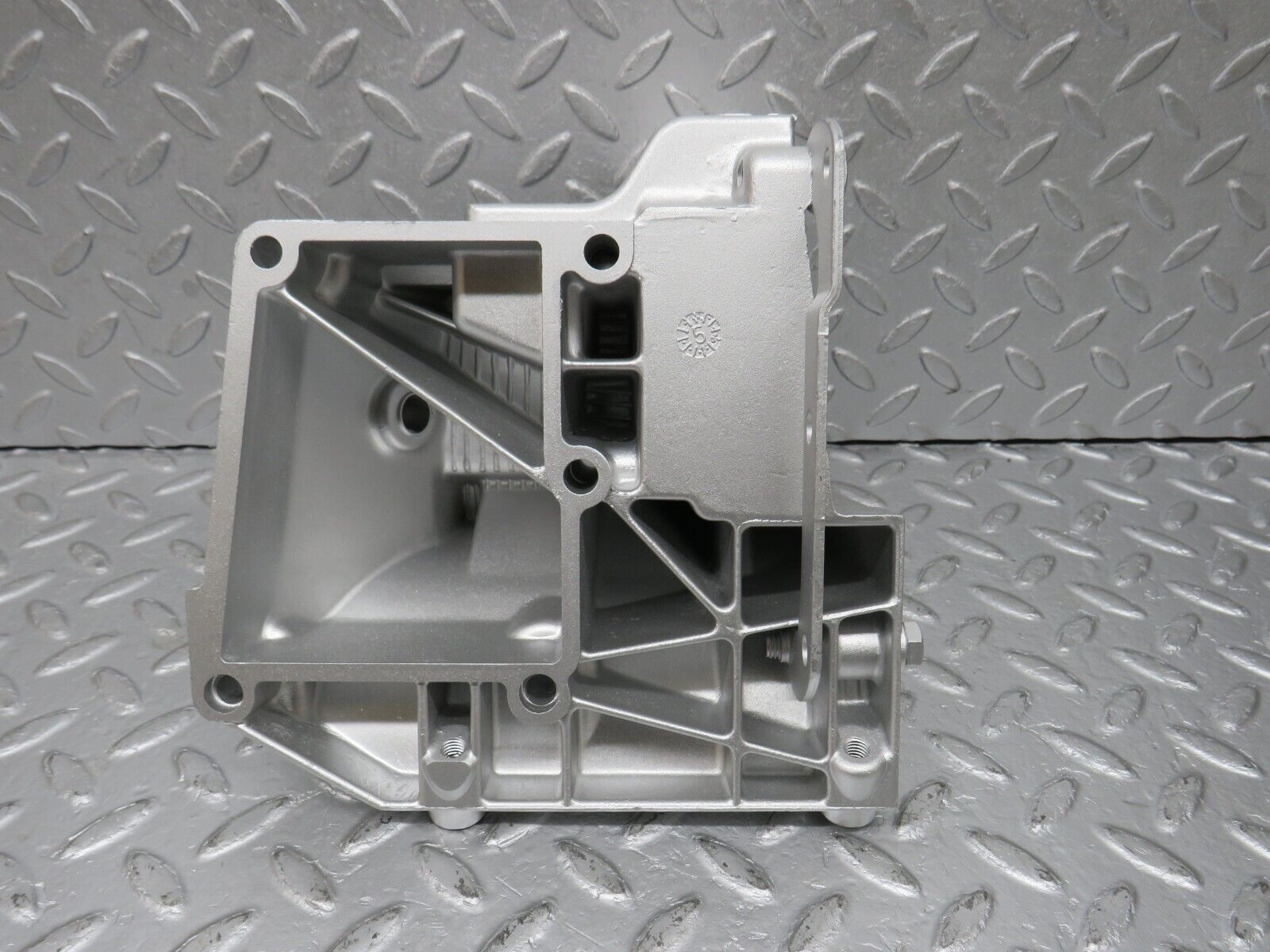 39608 Mercedes-Benz R129 320SL Coupe AC Air Con Compressor Mount Bracket 1042360030