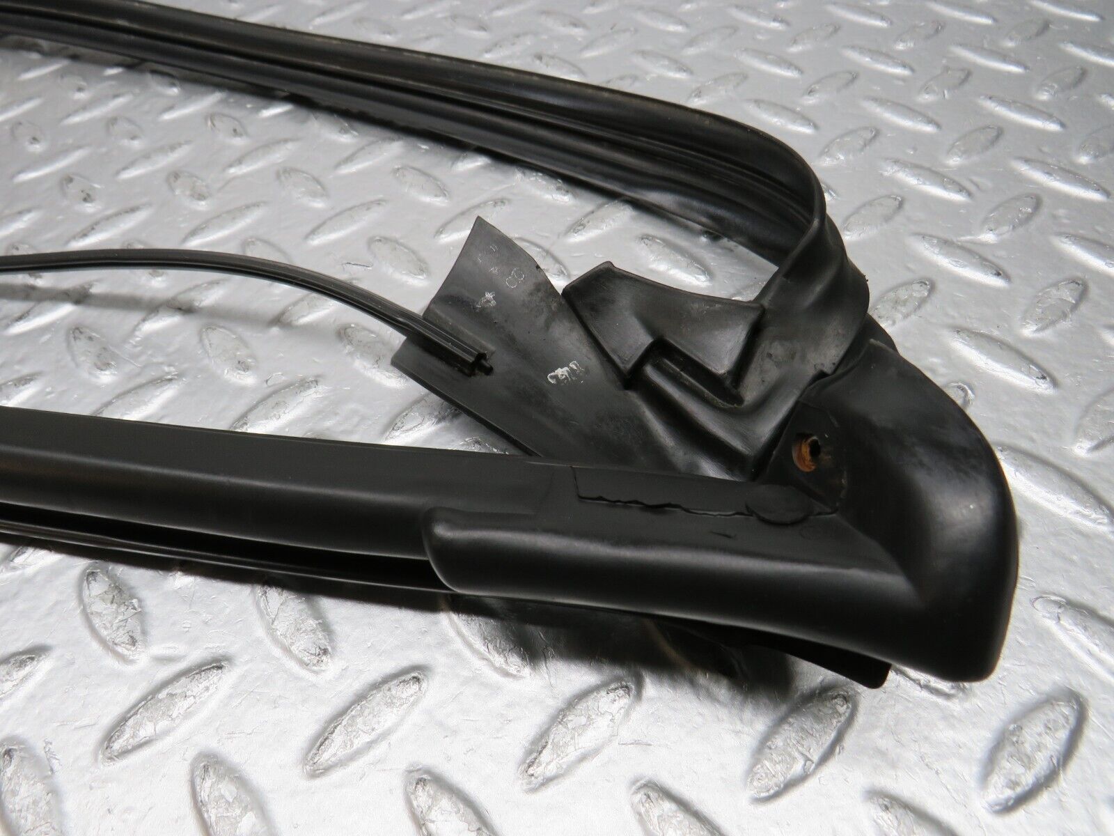 39677 Mercedes-Benz R129 320SL Coupe Front Windscreen Rubber Seal