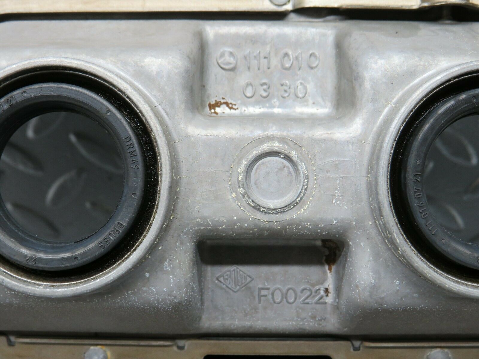 22500 Mercedes-Benz C124 E220 Coupe Cylinder Head Valve Cover 1110100330