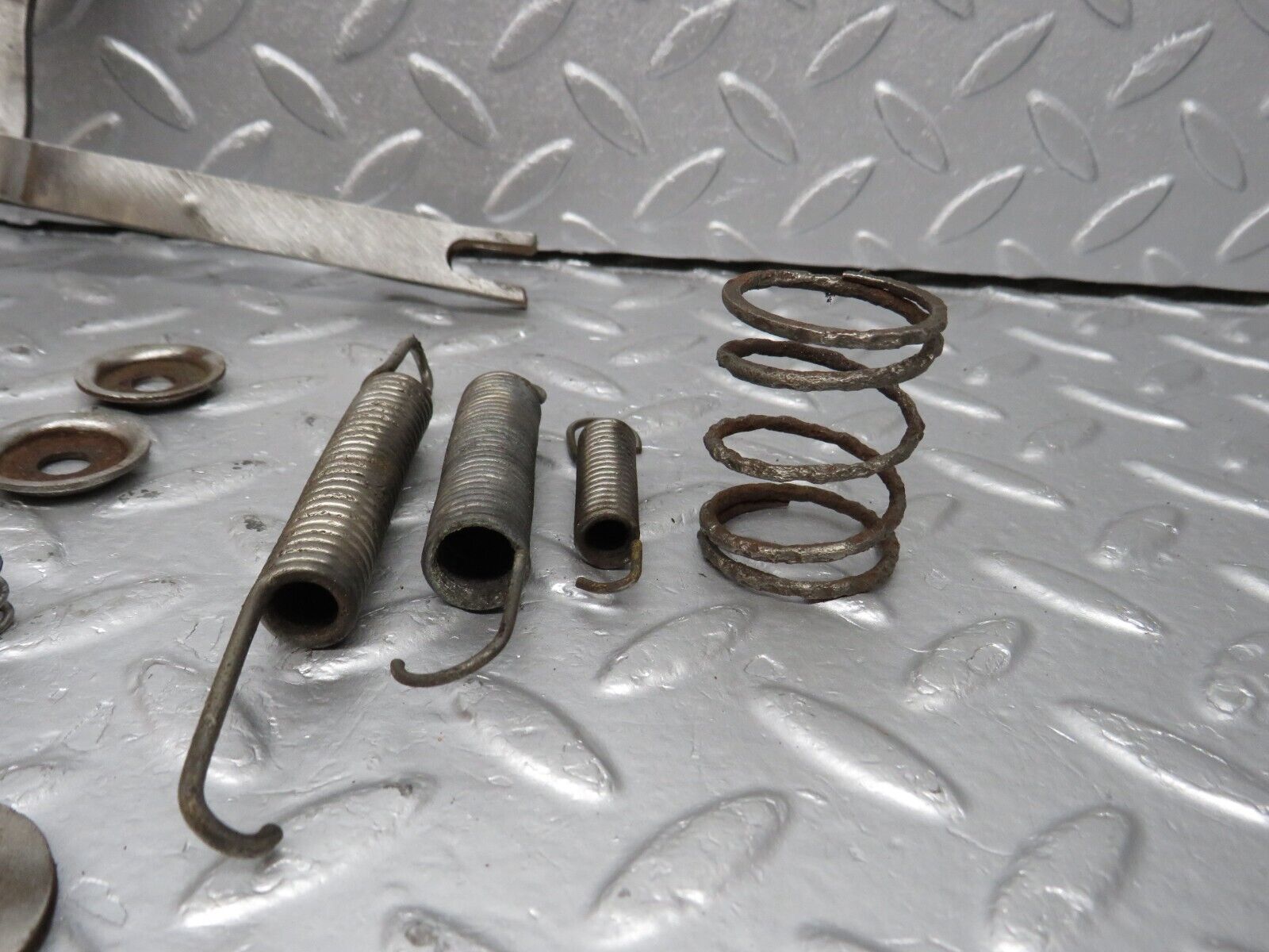 40504 Mercedes-Benz W110 230 Rear Brake Shoes Accessories Left And Right