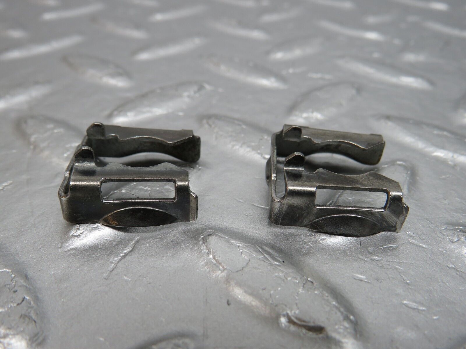 39778 Mercedes-Benz R129 320SL Coupe Fuel Injector Bracket 2x