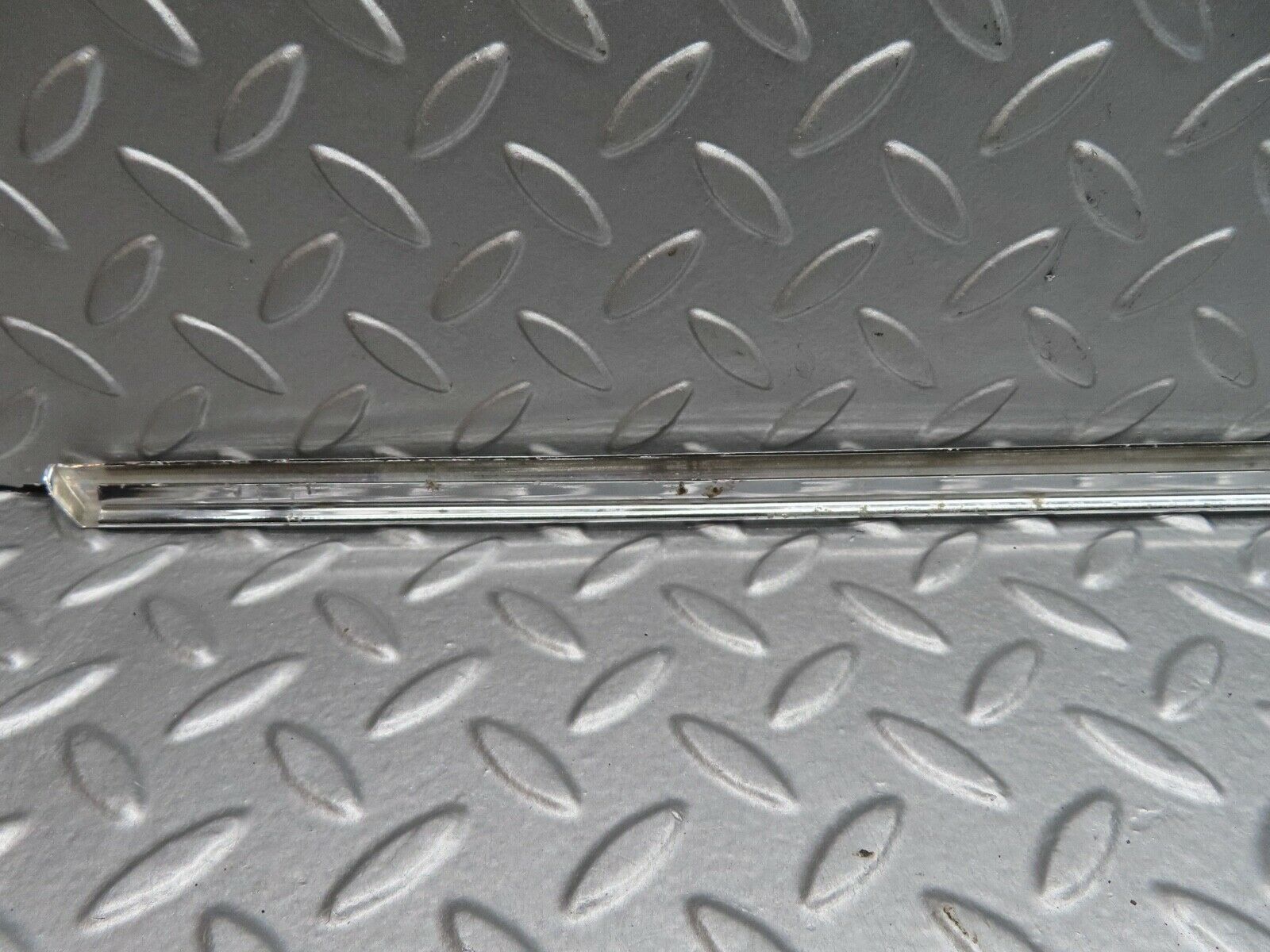 18140 Mercedes-Benz W123 200 Front Left Door Chrome Moulding Trim