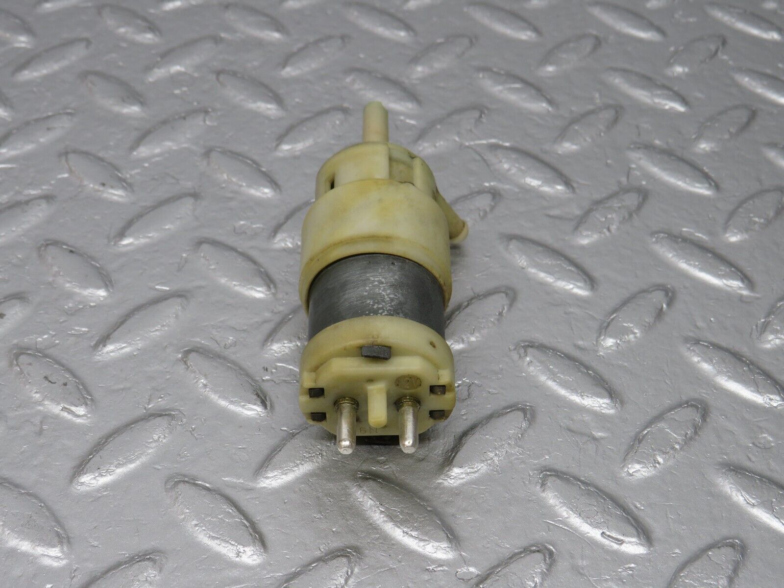 40688 Mercedes-Benz W123 300D Windscreen Washer Pump Hella