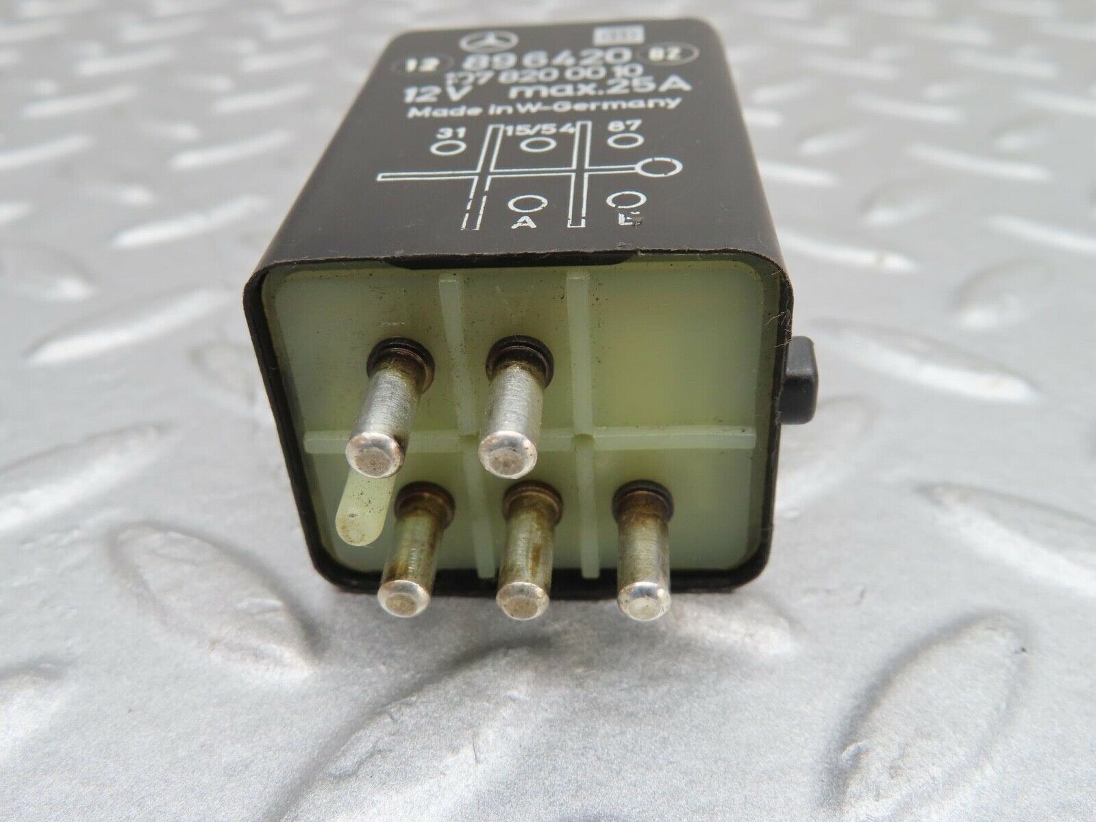 16122 Mercedes-Benz W123 280E Rear Heated Windscreen Relay 1078200010