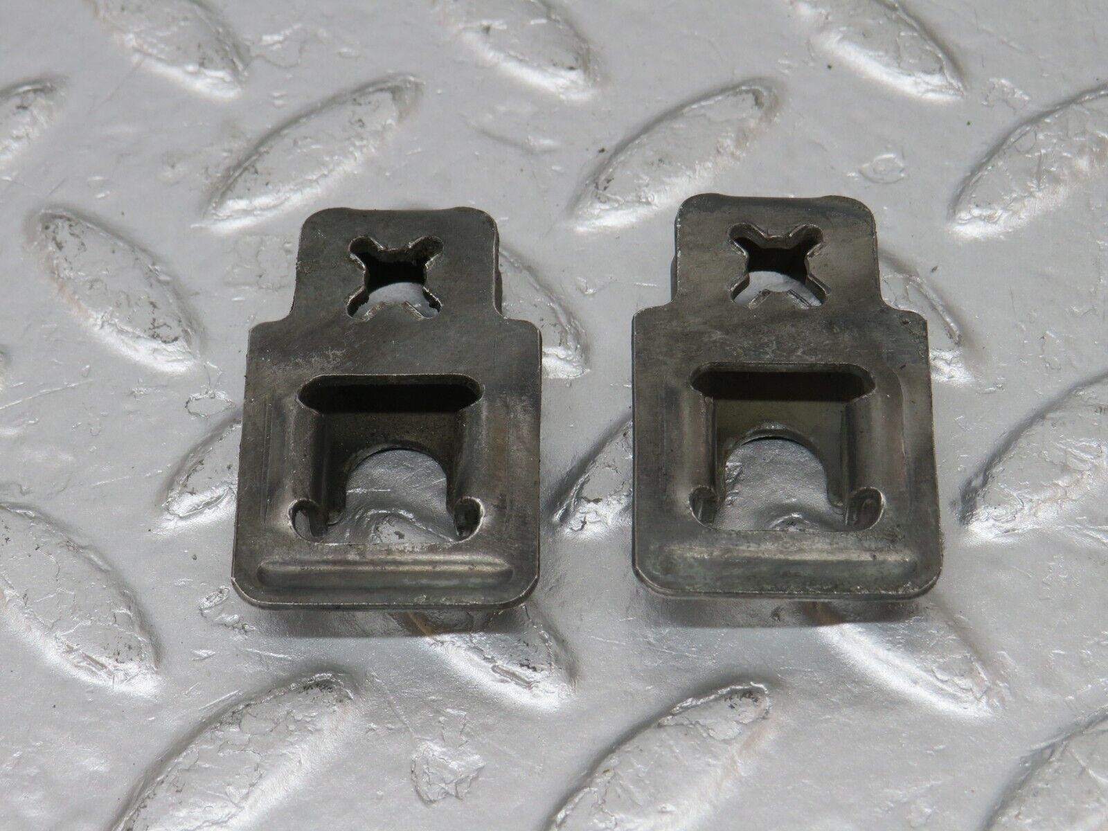 34130 Mercedes-Benz W124 260E Fuel Injector Bracket 2x