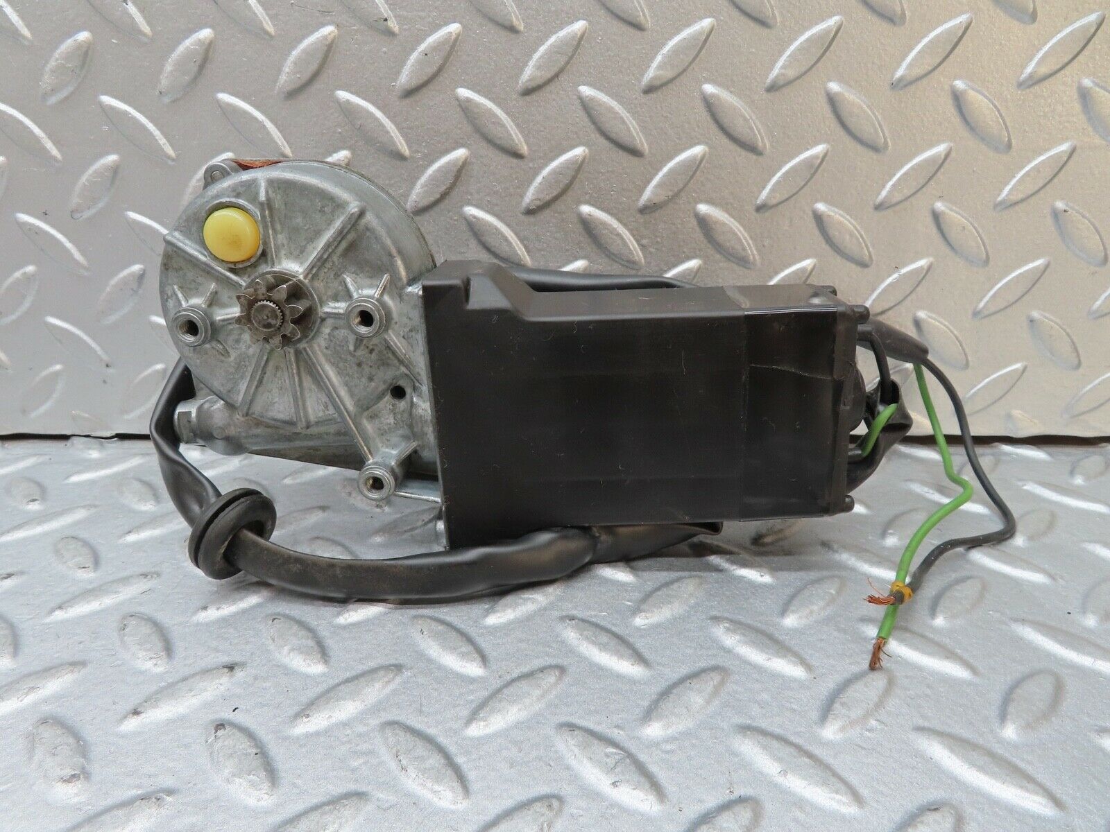 17549 Mercedes-Benz W116 450SEL Rear Right Window Regulator Motor 0130820062