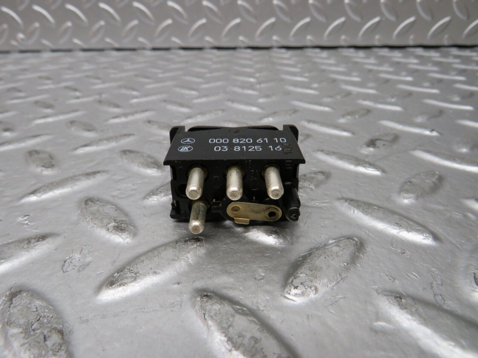 27350 Mercedes-Benz W123 280E Rear Windscreen Defroster Switch 0008206110