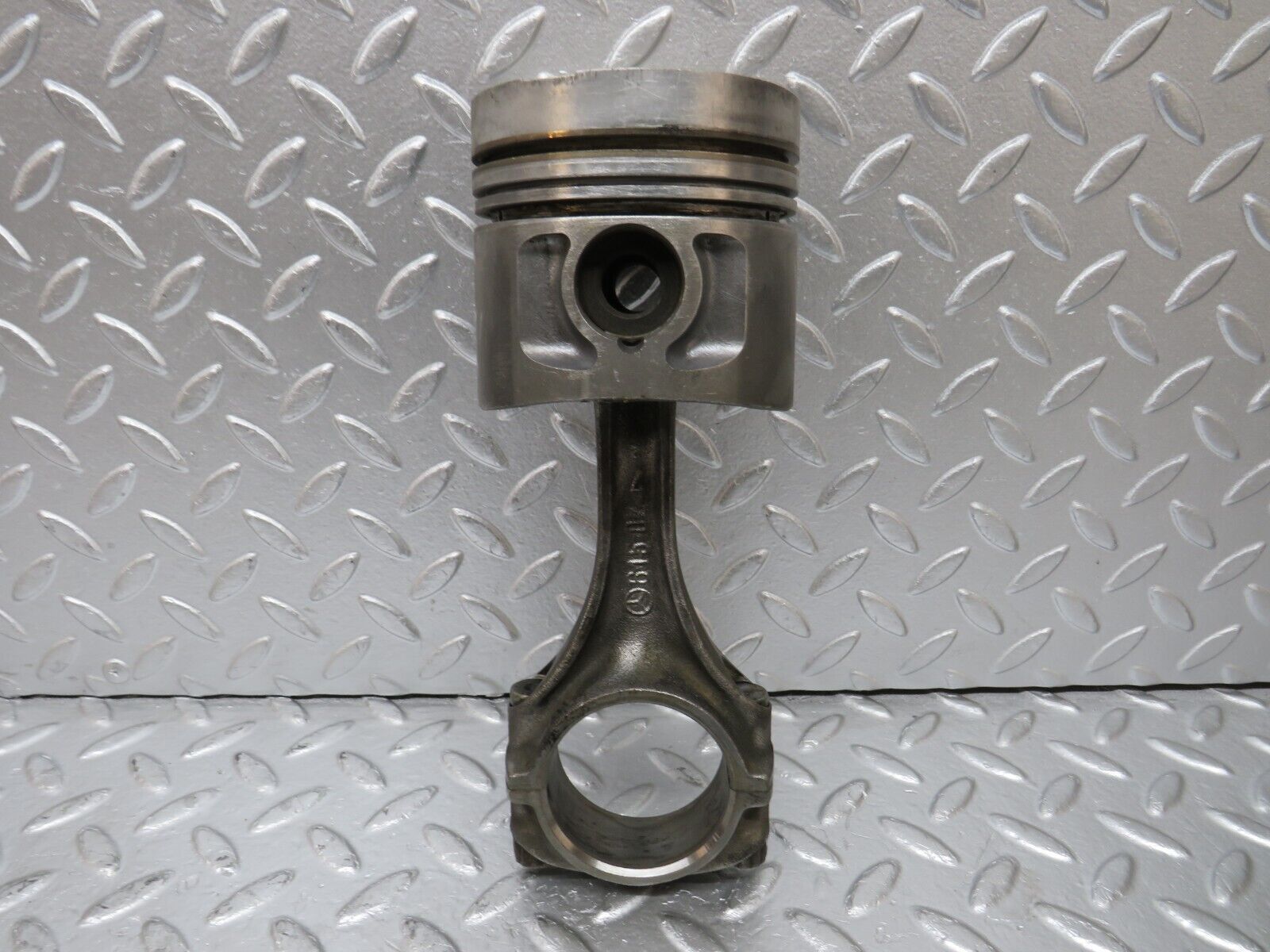 32933 Mercedes-Benz W123 300D Piston With Connecting Rod 90.875 mm 61502