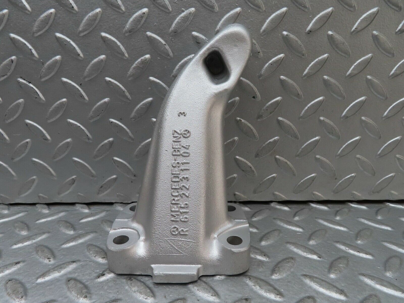 19136 Mercedes-Benz W123 300D Engine Mount Bracket Left Side 6152231104