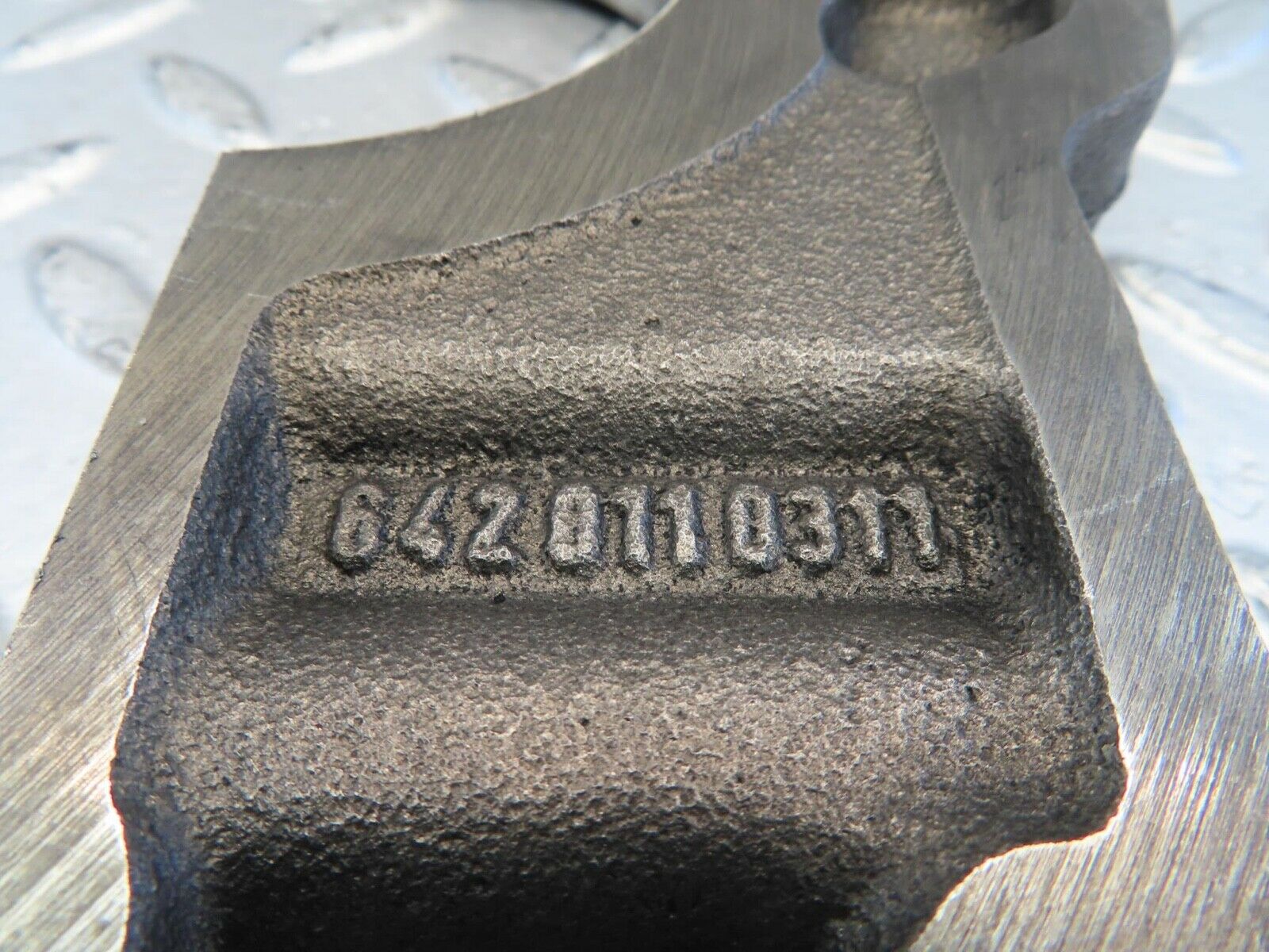 11288 Mercedes-Benz W221 S320 Crankshaft Bearing Holder Block 6420110311