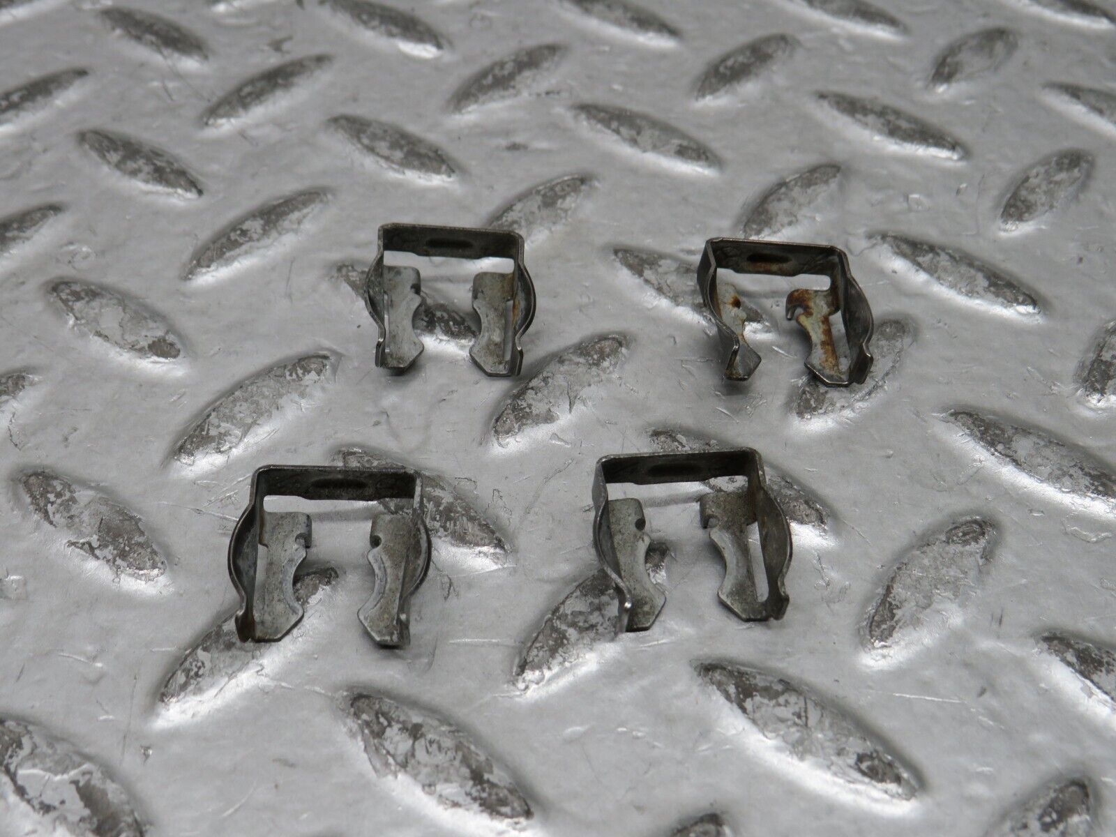 29172 Mercedes-Benz C124 320CE Coupe Fuel Injector Bracket Holder Set