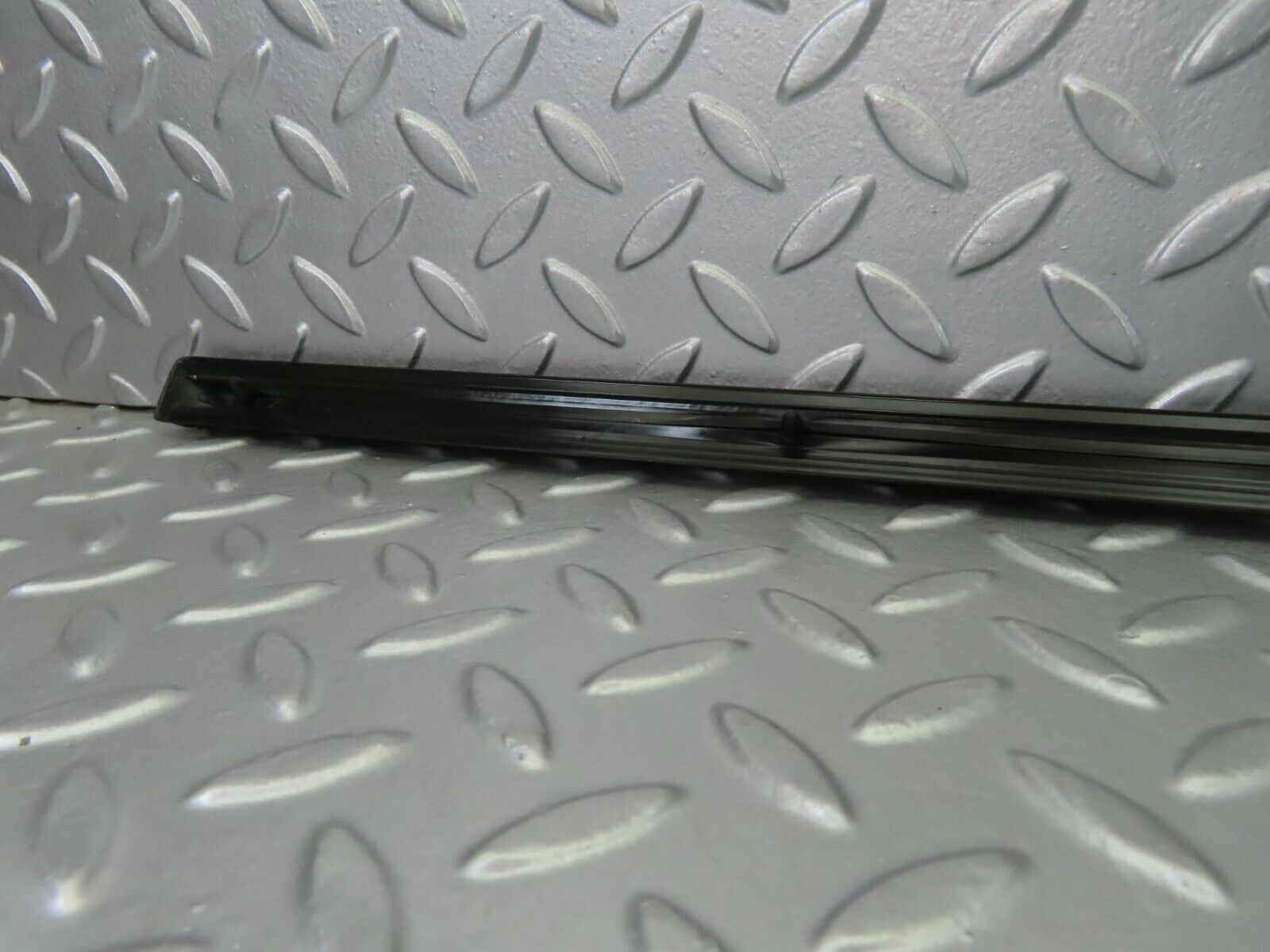 10256 Mercedes-Benz W123 Front Left Door Centre Moulding Trim