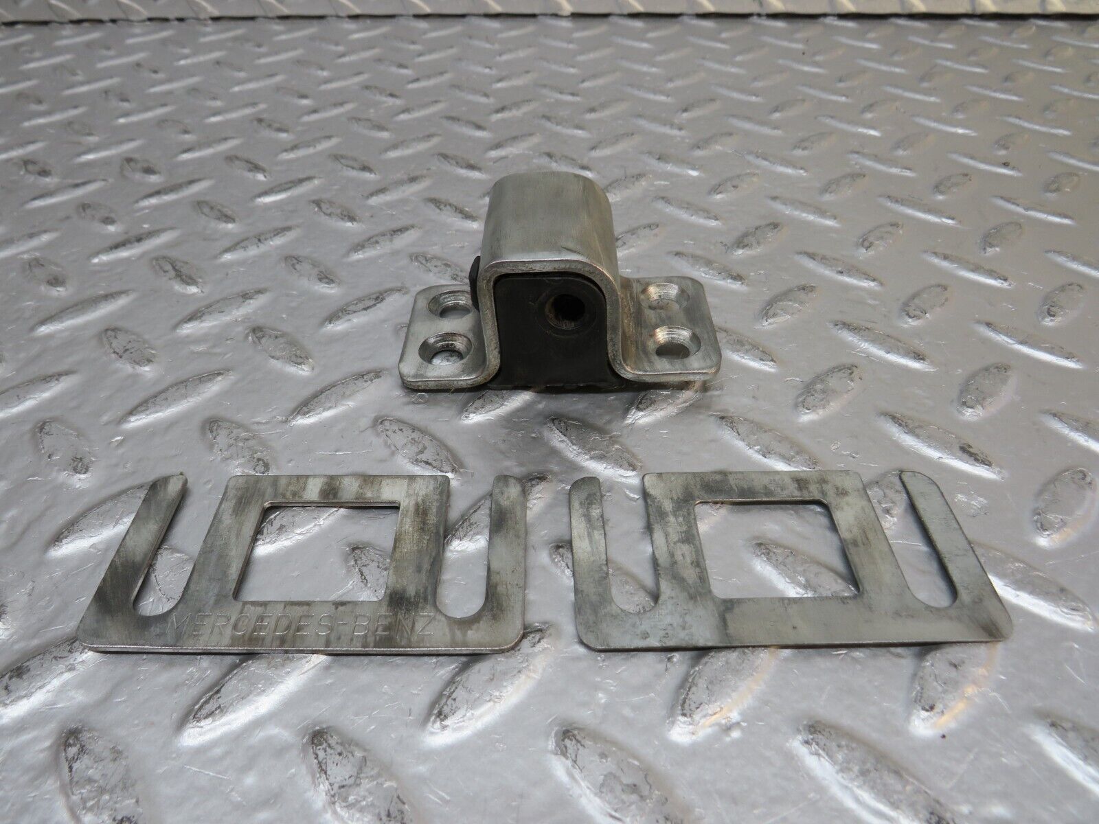 29828 Mercedes-Benz W123 230E Right Door Lock Latch