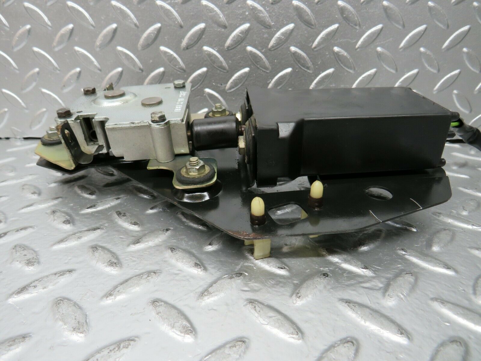 23205 Mercedes-Benz W116 350SE Sunroof Motor With Bracket 0008202807